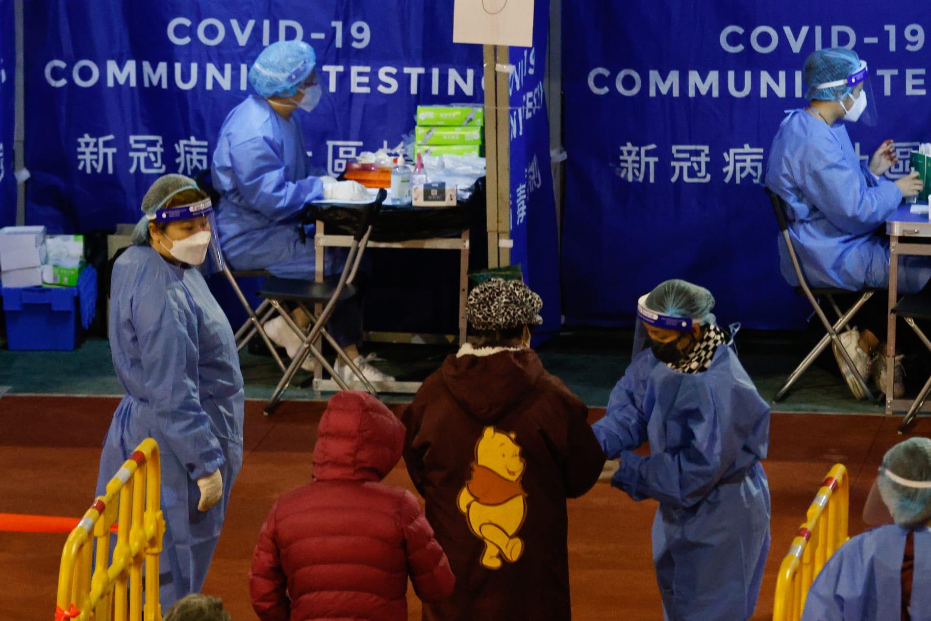 朗屏邨居民晚上落樓接受檢測。(蘇文傑攝)