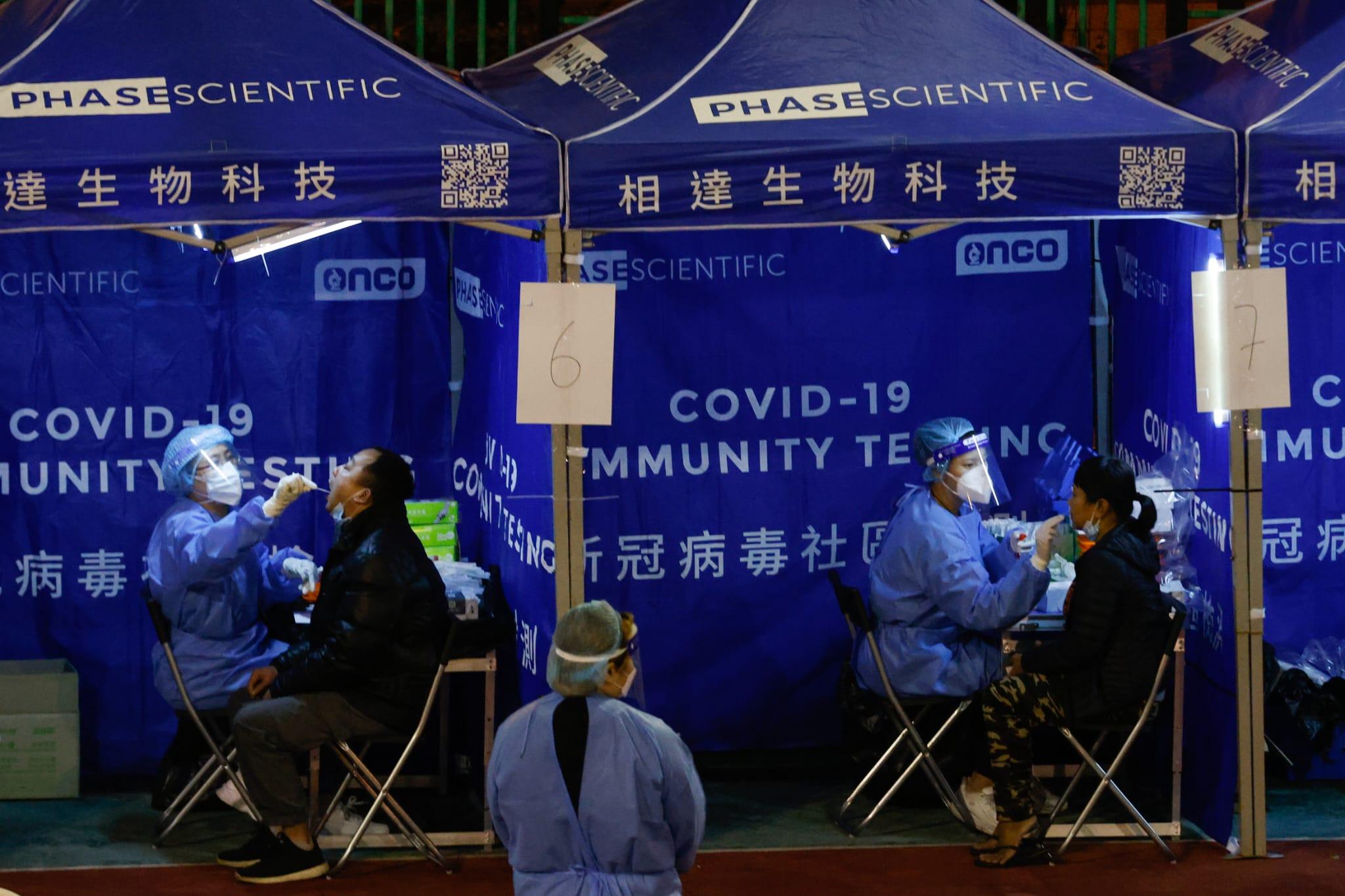 朗屏邨居民晚上落樓接受檢測。(蘇文傑攝)