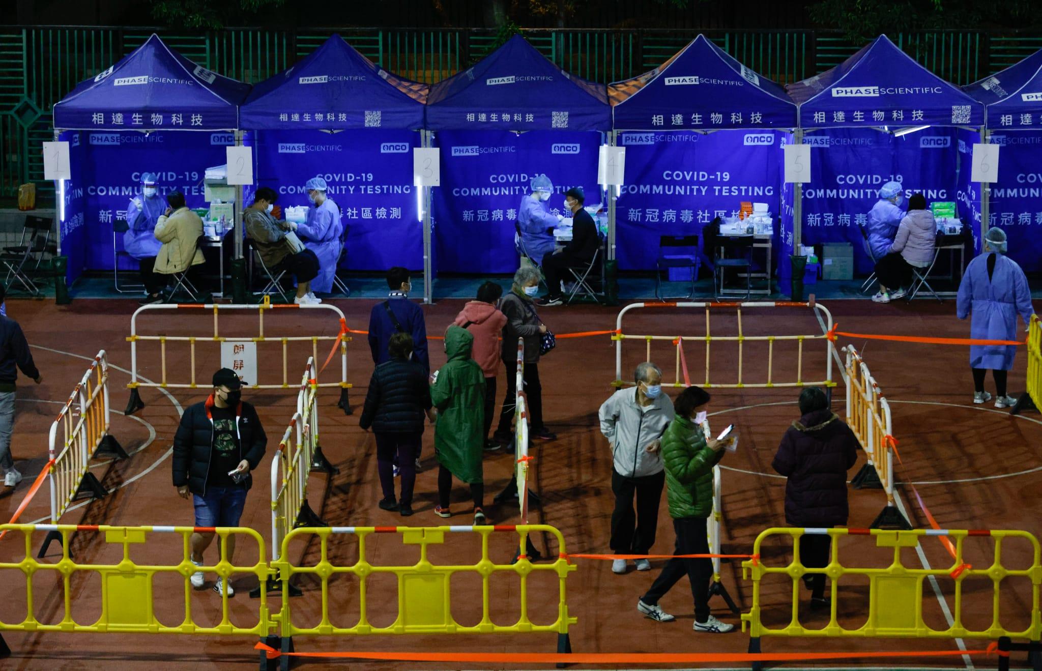 朗屏邨居民晚上落樓接受檢測。(蘇文傑攝)