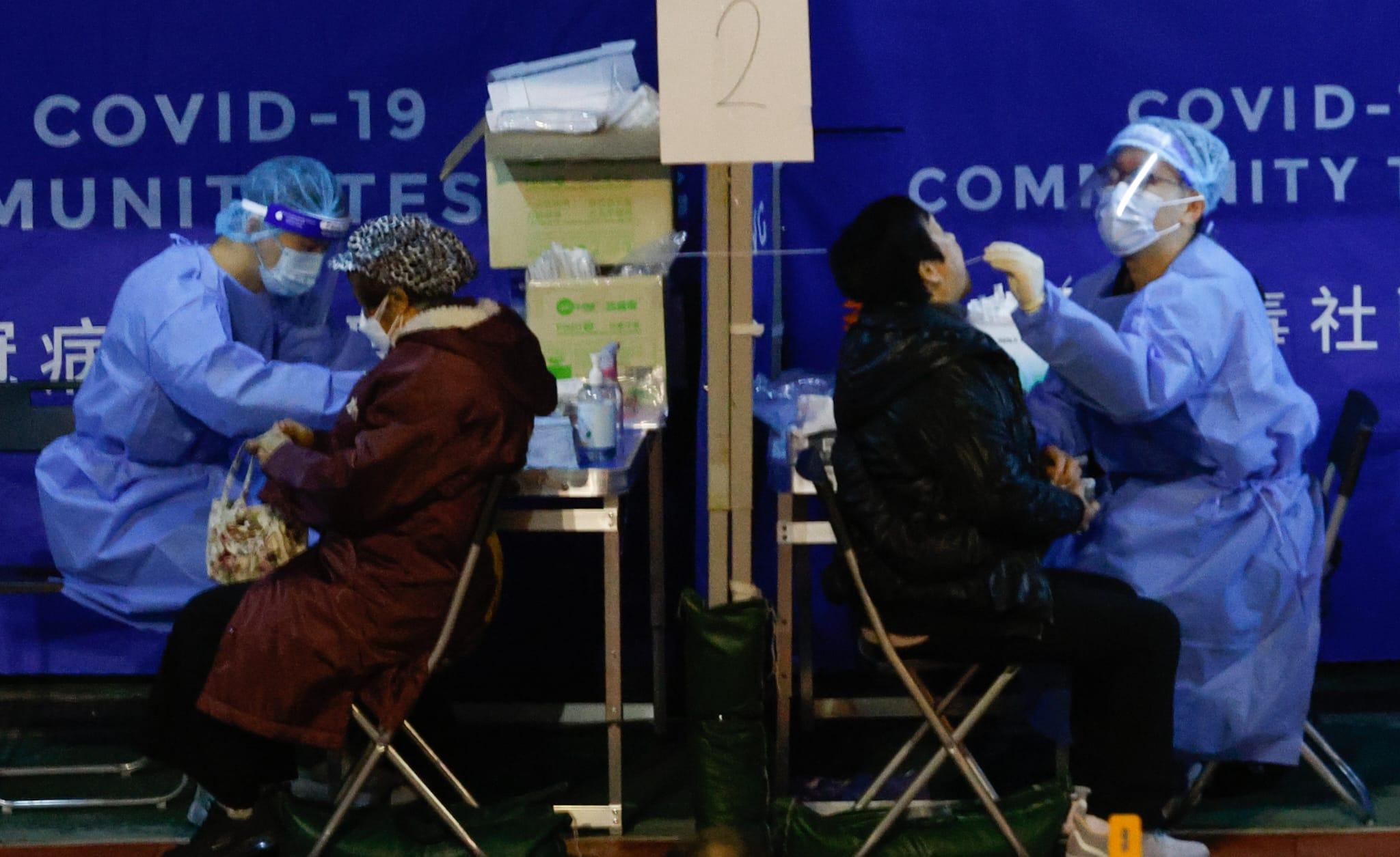 朗屏邨居民晚上落樓接受檢測。(蘇文傑攝)