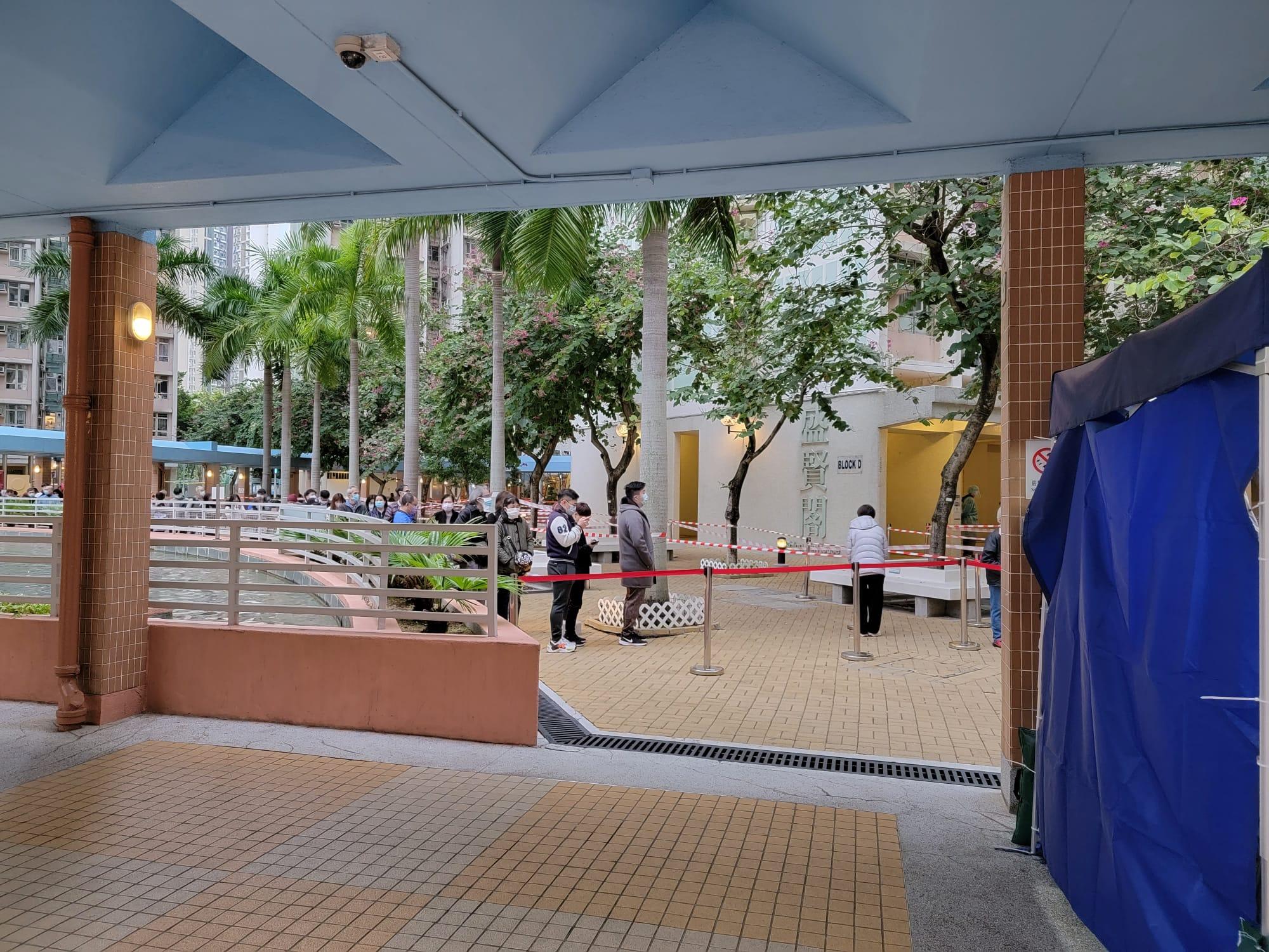 天水圍天盛苑盛賢閣圍封檢測。(莊振邦攝)