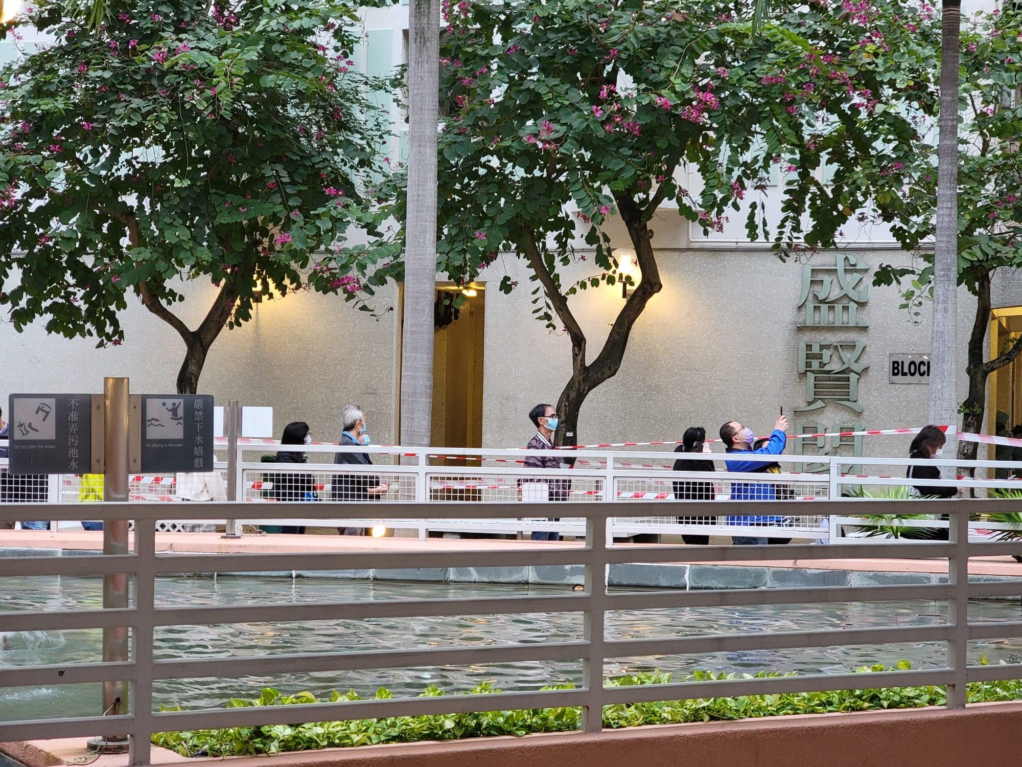 天水圍天盛苑盛賢閣圍封檢測。(莊振邦攝)