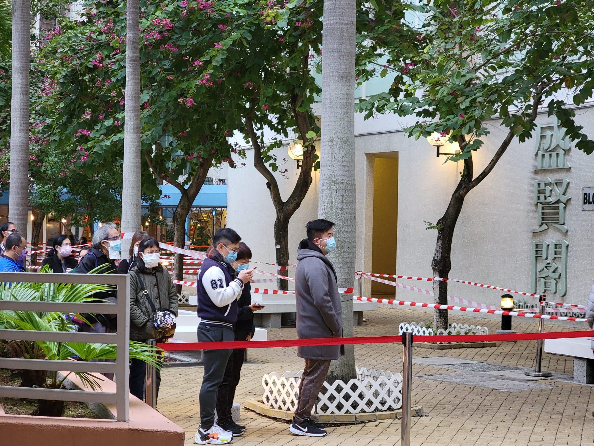 天水圍天盛苑盛賢閣圍封檢測。(莊振邦攝)