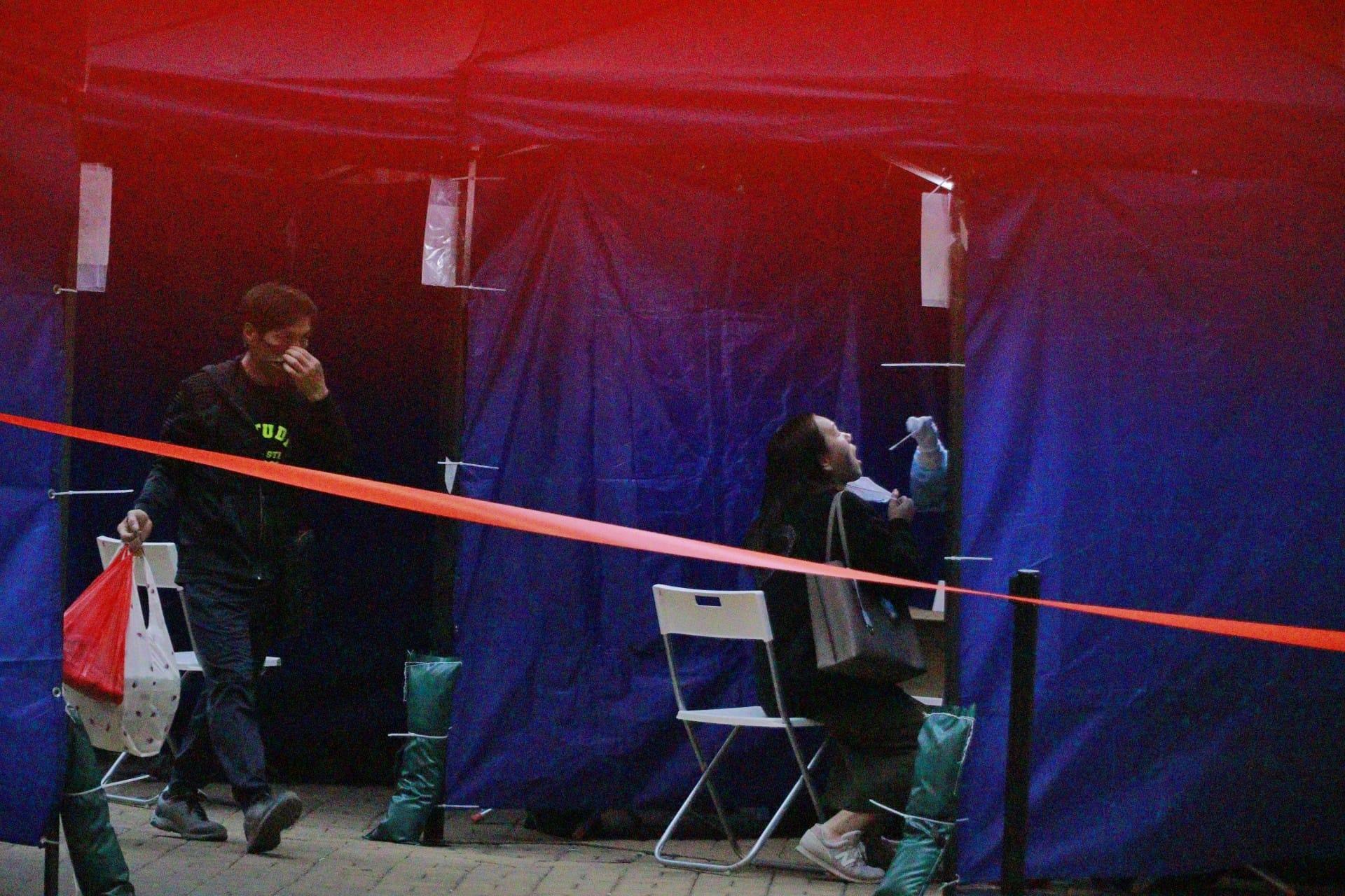 天水圍天盛苑盛賢閣圍封檢測。(莊振邦攝)