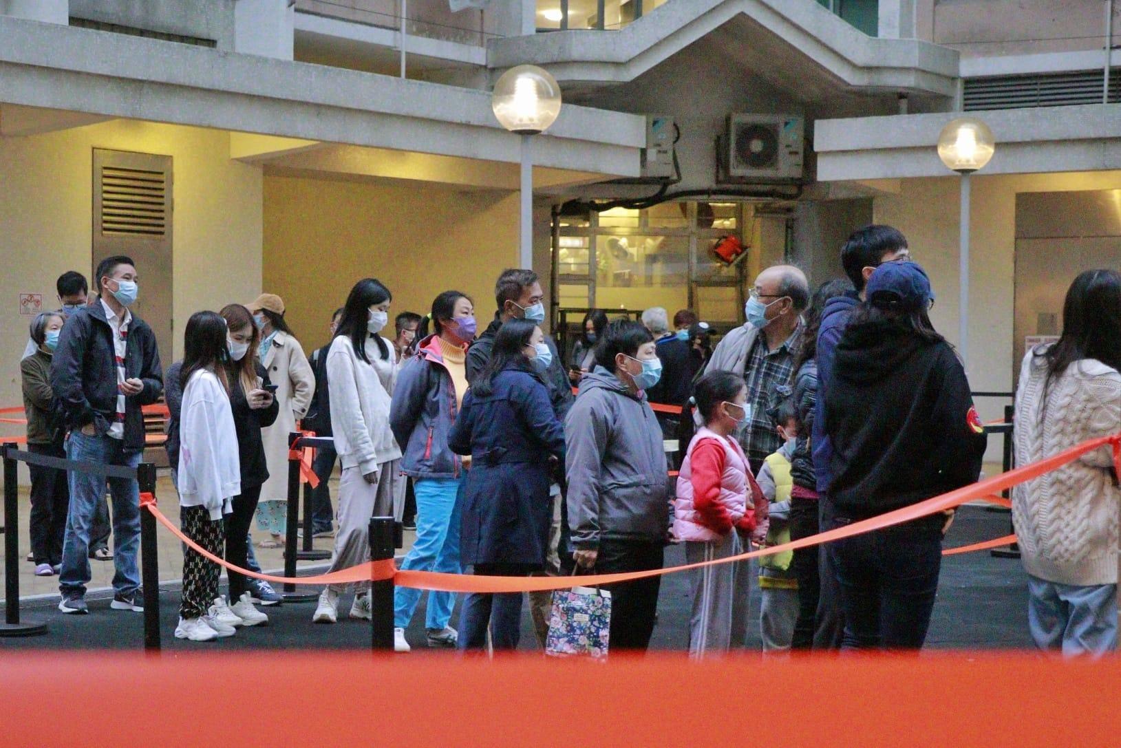 天水圍天盛苑盛賢閣圍封檢測。(莊振邦攝)