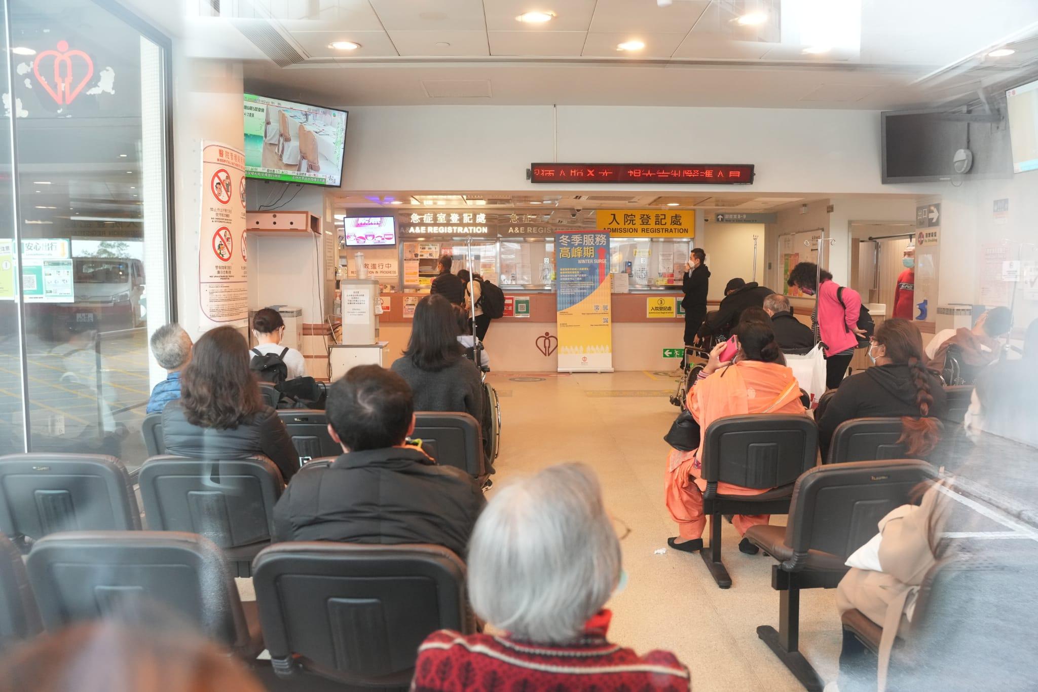 公立醫院急症室已超出負荷。(陳奕釗攝)