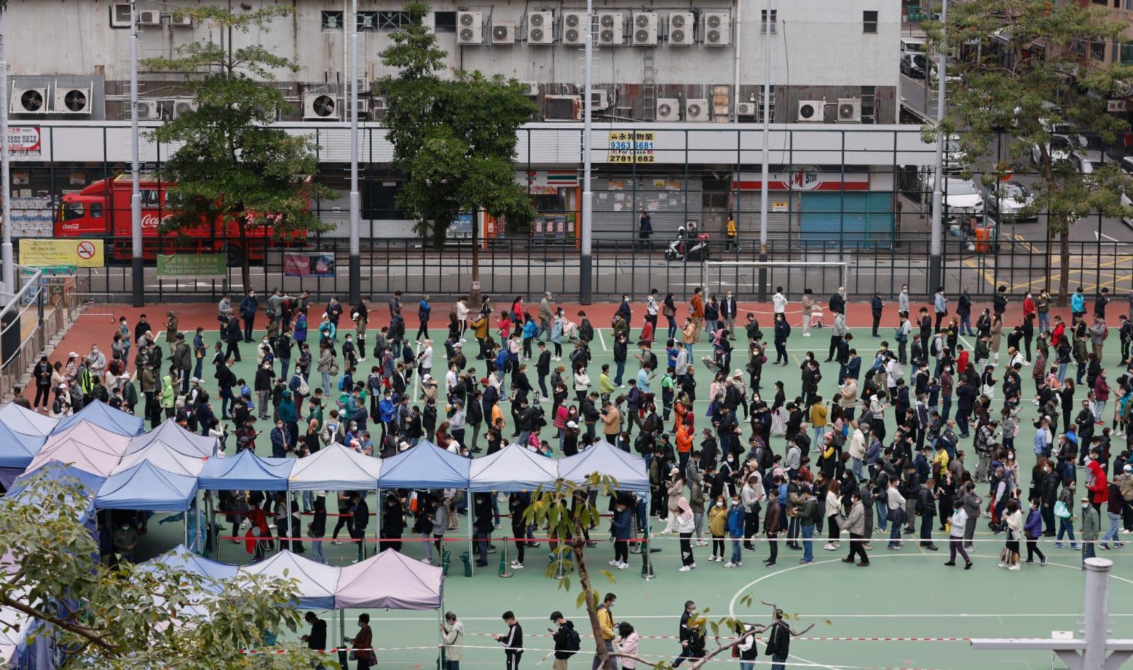 市民今日繼續排隊檢測。(蘇文傑攝)