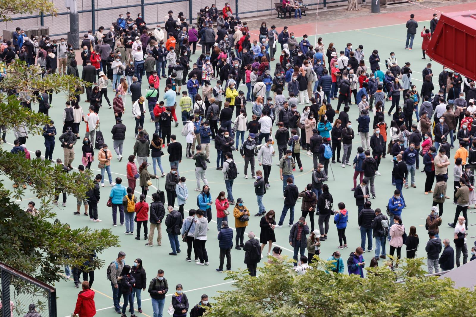 市民今日繼續排隊檢測。(蘇文傑攝)