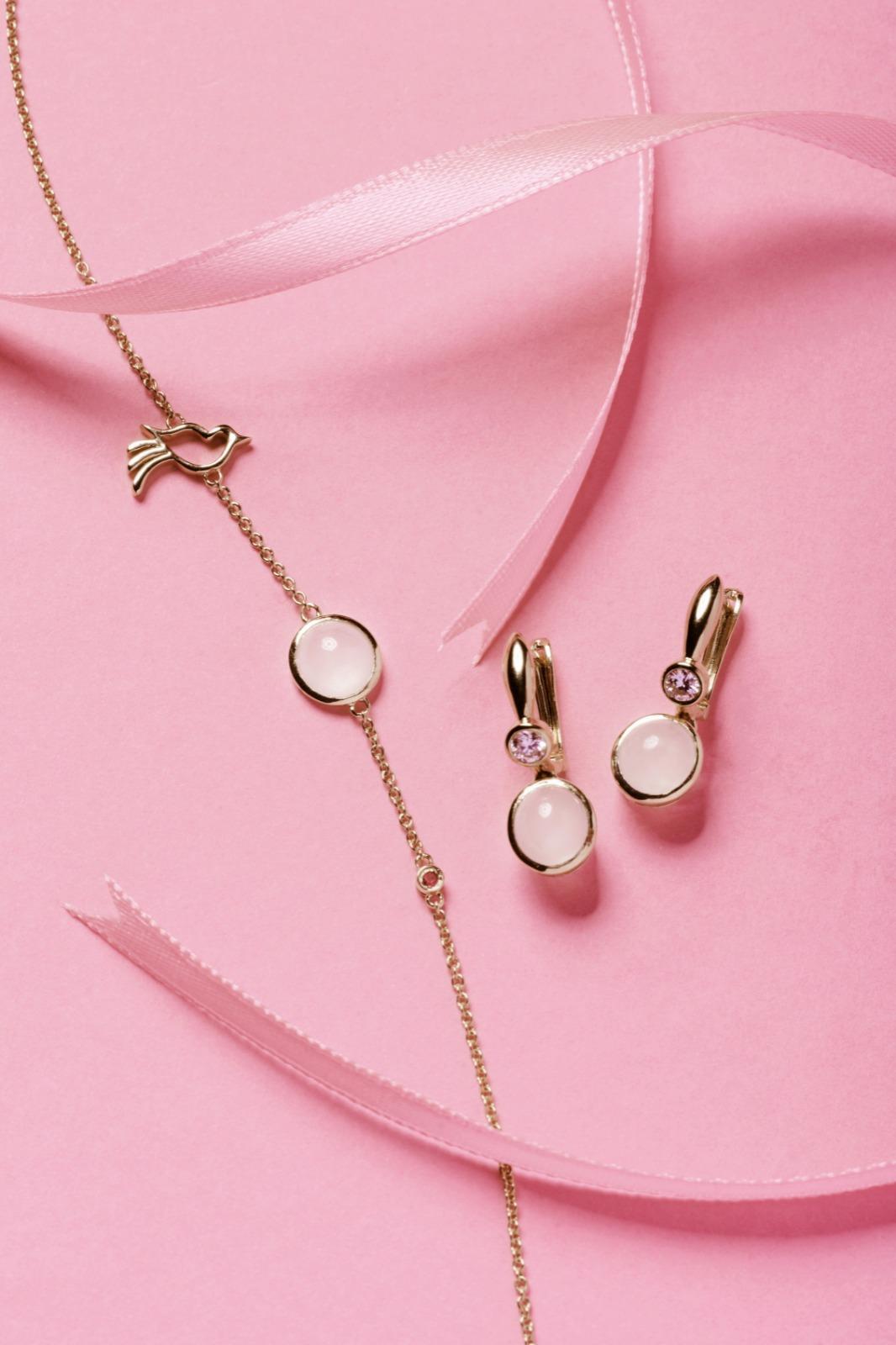 本地輕翡翠品牌IJUE推出《專屬情人》系列,系列每件首飾都根據每顆白色翡翠獨有的形態與通透度,度身訂造出屬於它們的美感,而且每件單品都只用一顆白色翡翠製成,象徵專屬唯一的愛。 18K玫瑰金白金冰翡翠懷古項鏈配紅寶石白鑽石:水潤透麗的白冰翡翠懷古旁有紅寶石,為項鏈加上調皮感覺。$6,900 18K玫瑰金白金冰翡翠耳環配白鑽石:鵝蛋面白翡翠冰潤簡約浪漫,加上閃閃發光的白鑽石,適合充滿知性美的她。$2,900