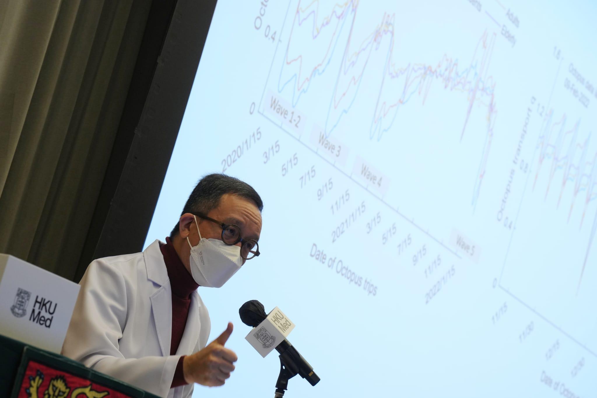 政府專家顧問、港大醫學院長梁卓偉。(陳奕釗攝)