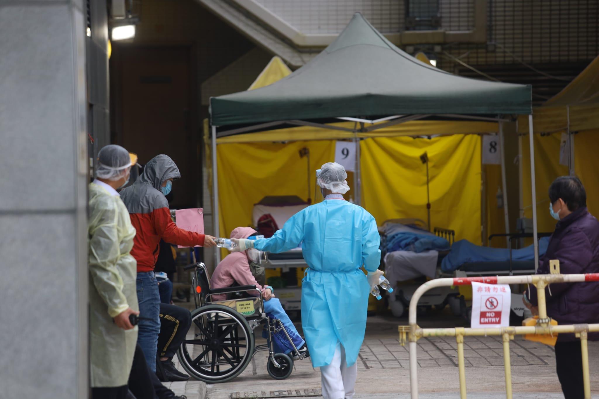 明愛醫院急症室新冠患者分流站。(鍾式明攝)