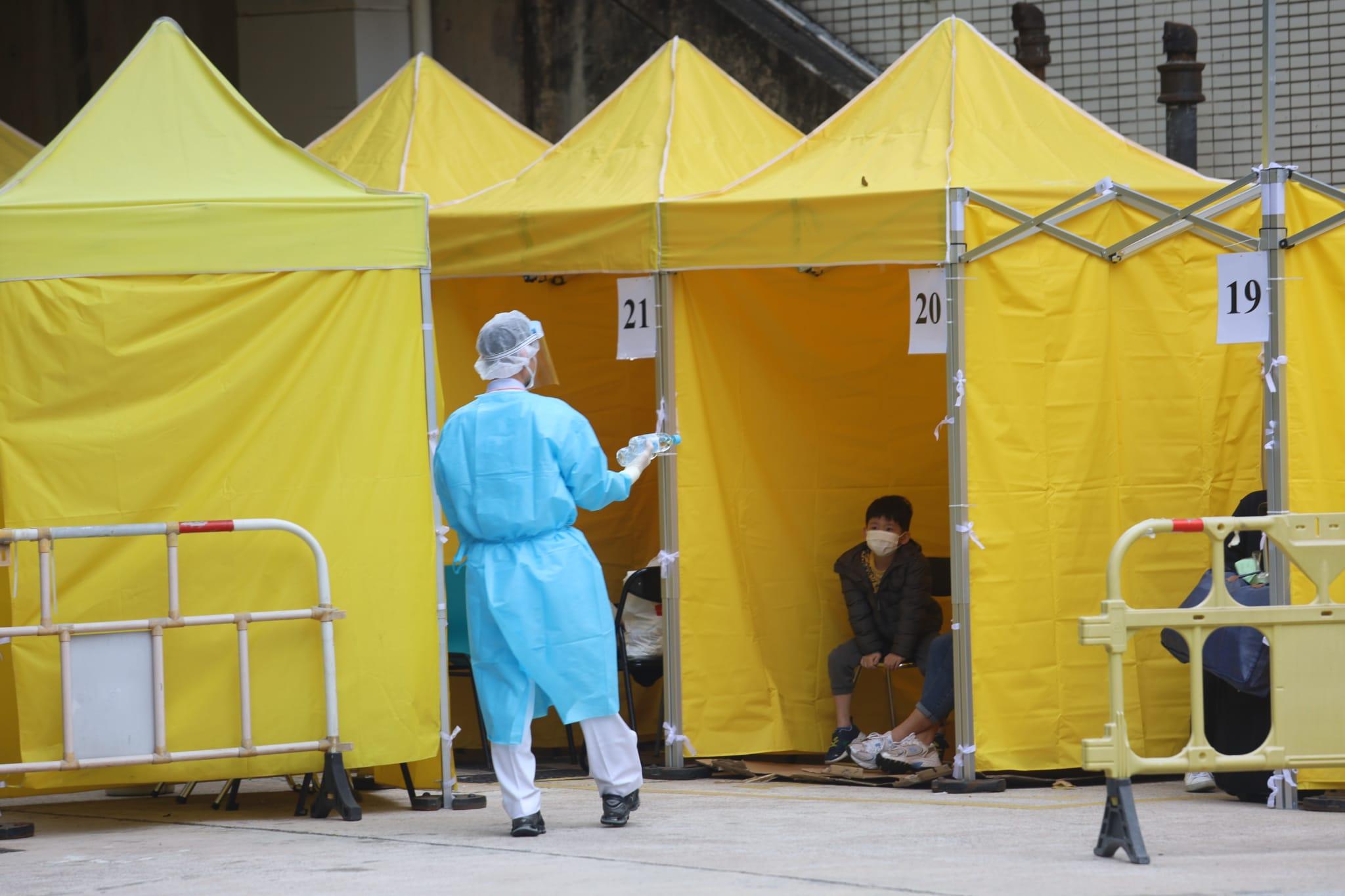 明愛醫院急症室新冠患者分流站。(鍾式明攝)