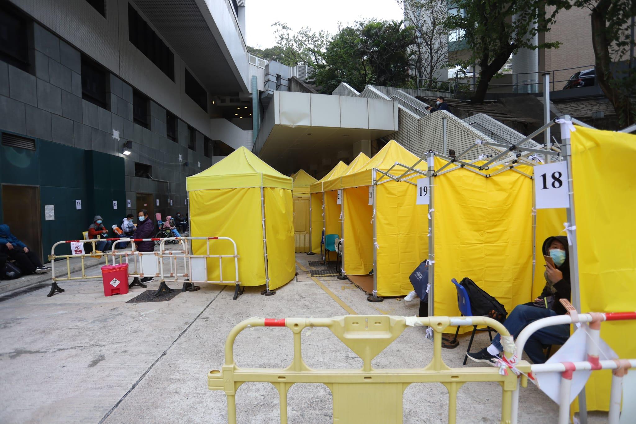 明愛醫院急症室新冠患者分流站。(鍾式明攝)
