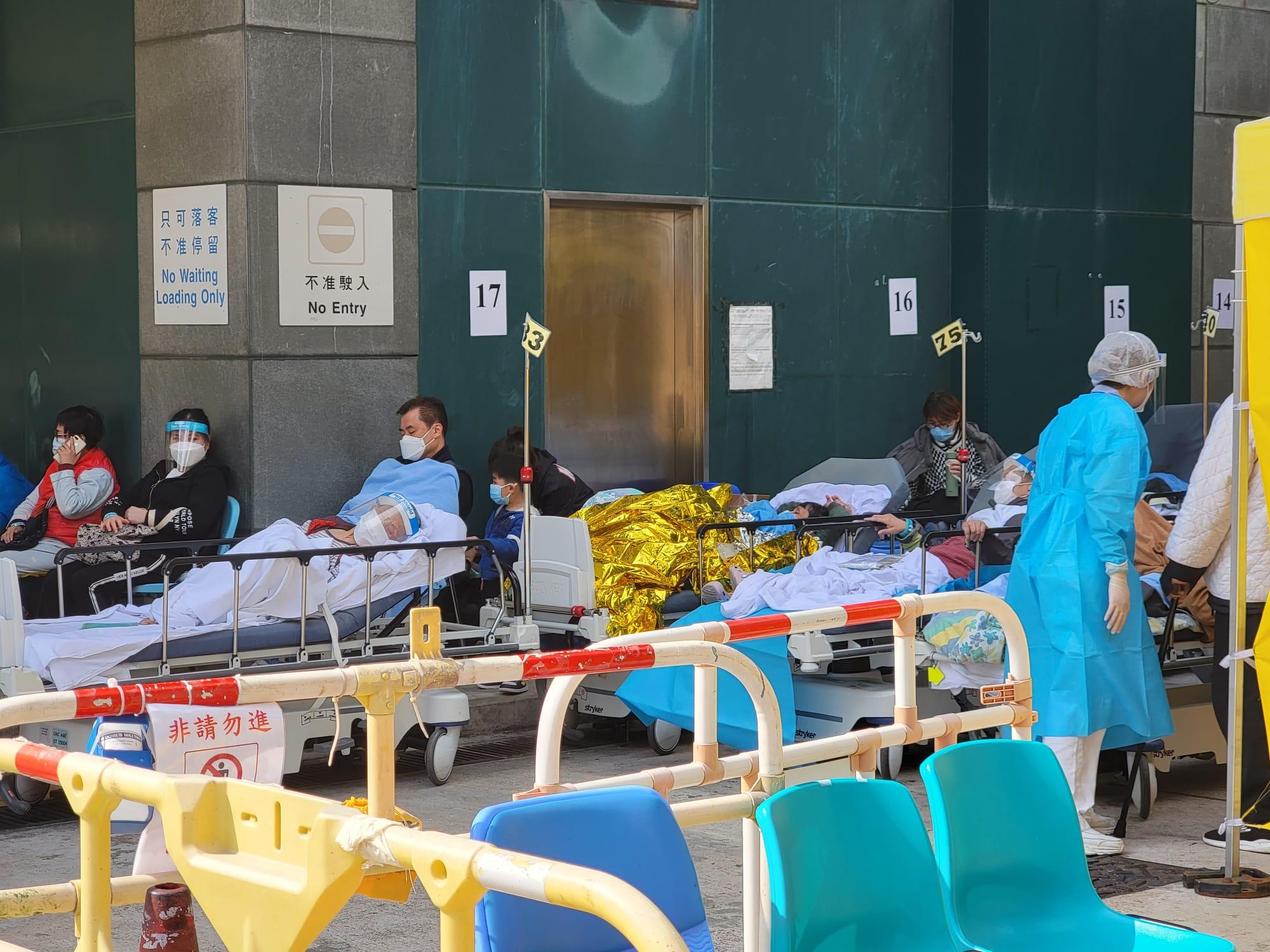 明愛醫院新冠患者分流站,有長者蓋上保暖鋁紙。(莊振邦攝)