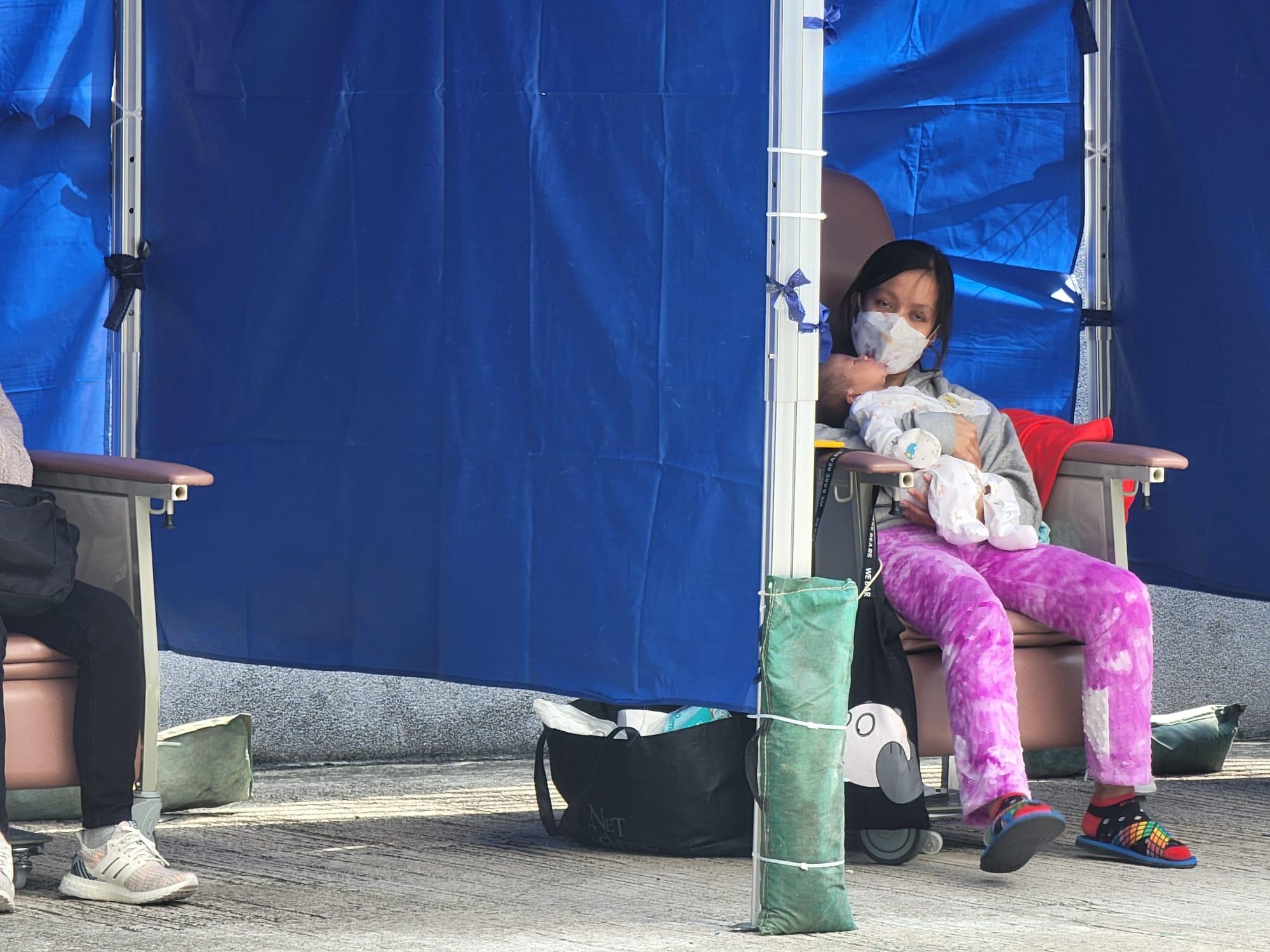 明愛醫院新冠患者分流站於停車場加開帳篷。(莊振邦攝)