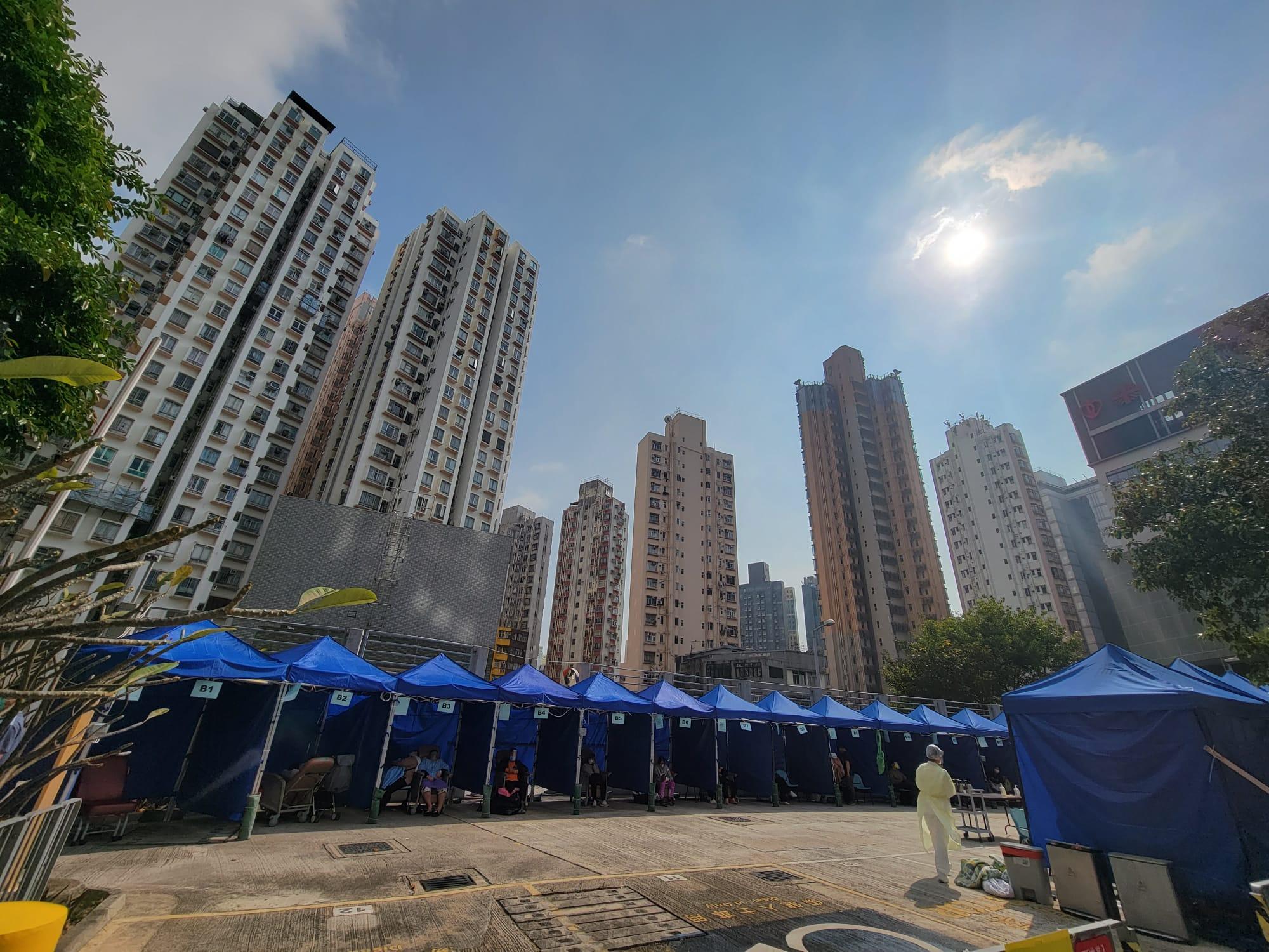 明愛醫院新冠患者分流站於停車場加開帳篷。(莊振邦攝)