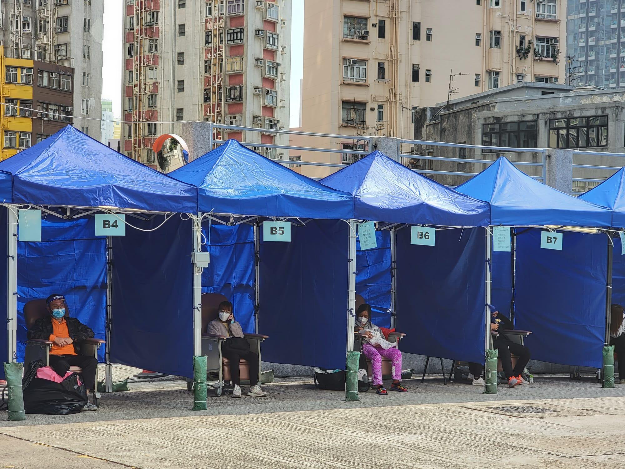 明愛醫院新冠患者分流站於停車場加開帳篷。(莊振邦攝)