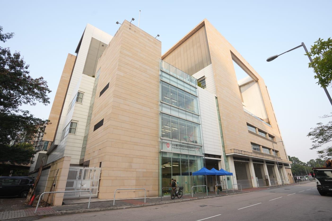 天水圍(天業路)社區健康中心一樓明起設新冠患者「指定診所」。(陳奕釗攝)