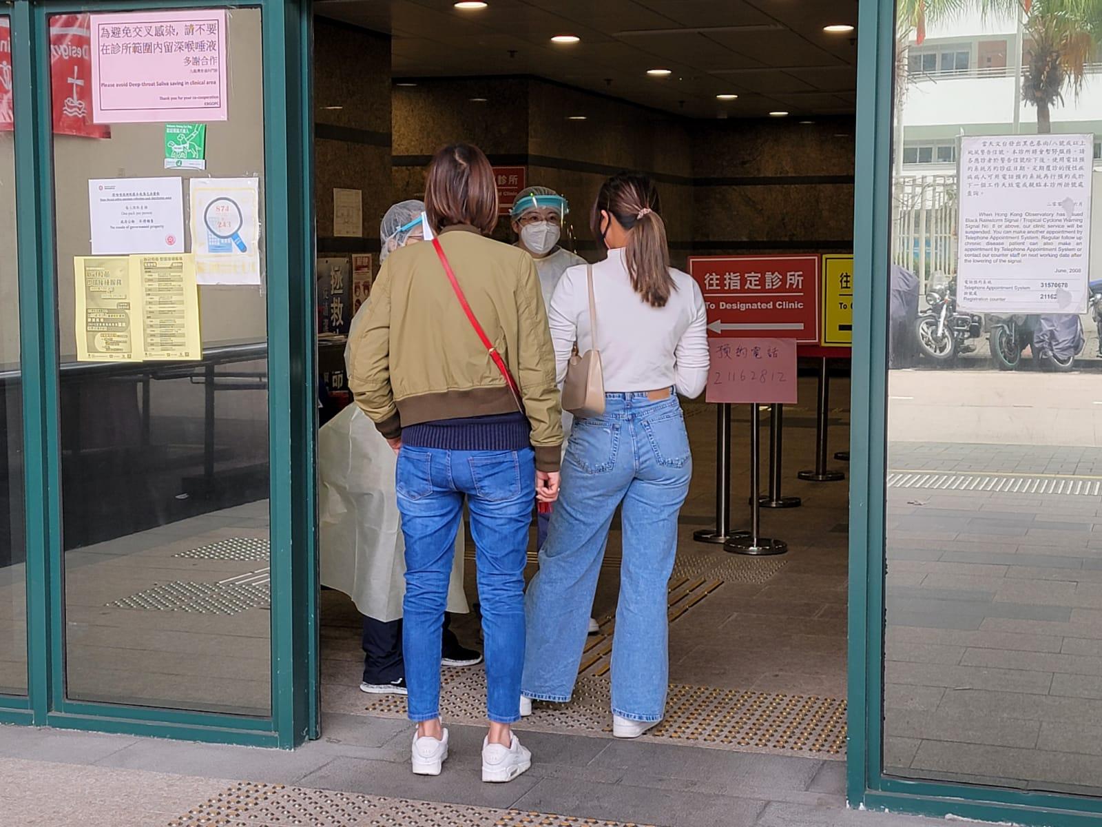 有市民今早到九龍灣健康中心新冠患者「指定診所」求醫。(陳奕釗攝)