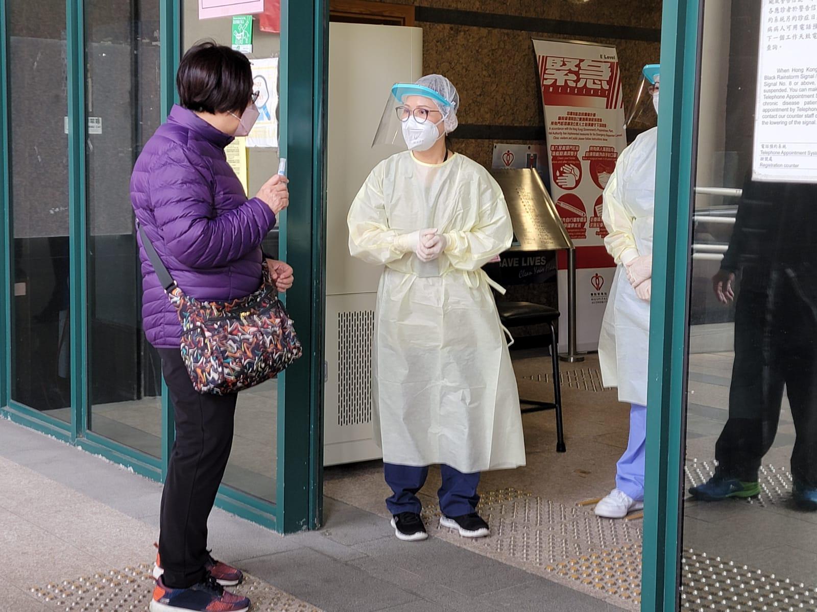 有市民今早到九龍灣健康中心新冠患者「指定診所」求醫。(陳奕釗攝)