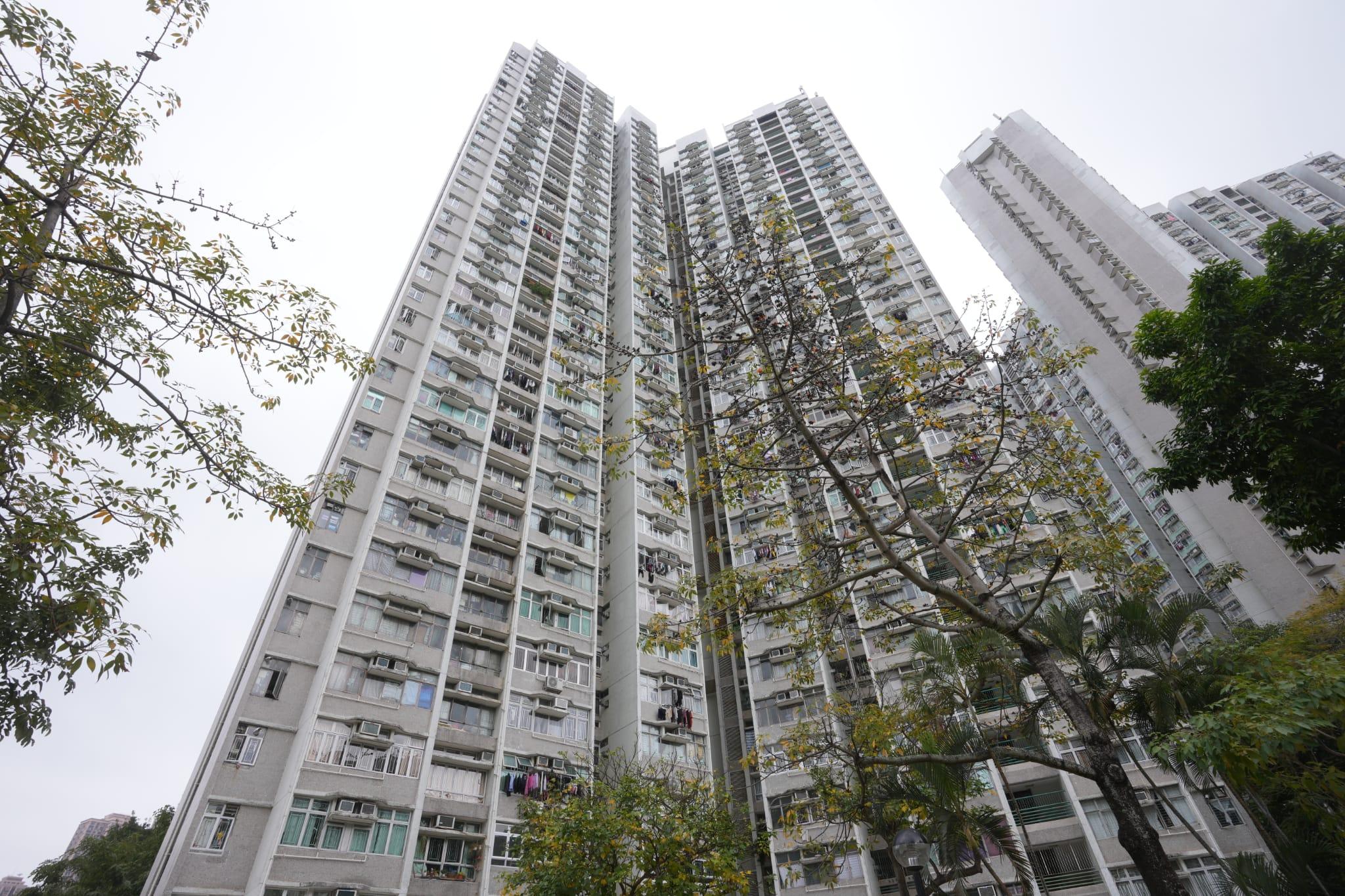 馬鞍山耀安邨耀平樓圍封檢測。(陳奕釗攝)