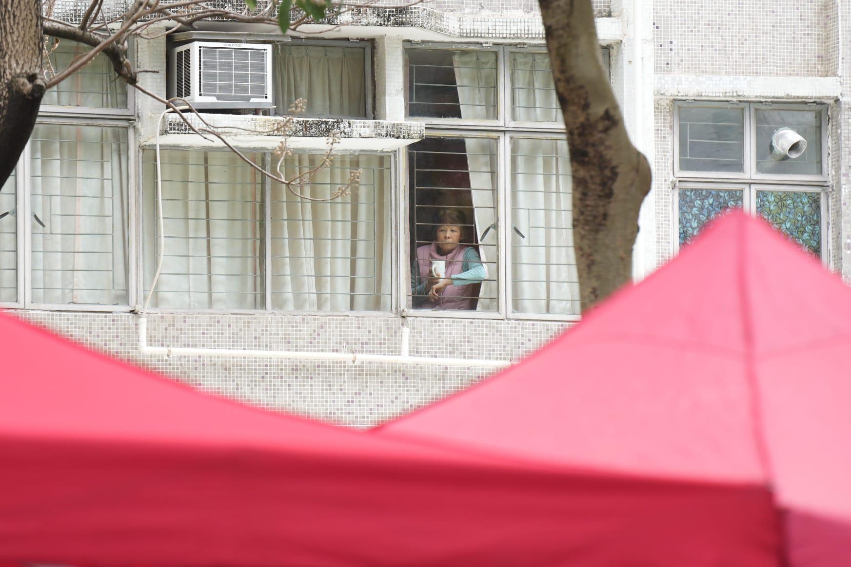 馬鞍山耀安邨耀平樓圍封檢測。(陳奕釗攝)