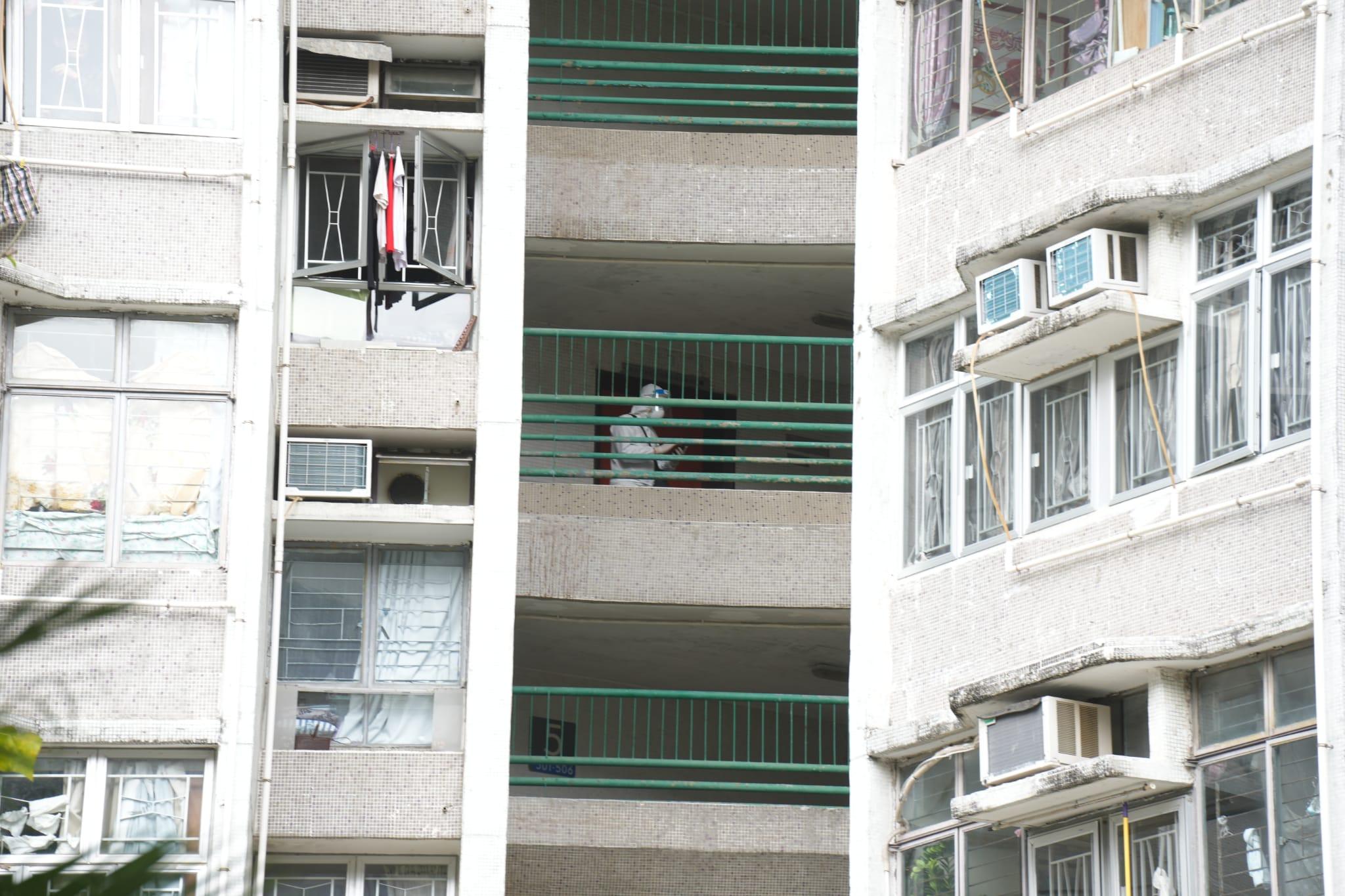 馬鞍山耀安邨耀平樓圍封檢測。(陳奕釗攝)