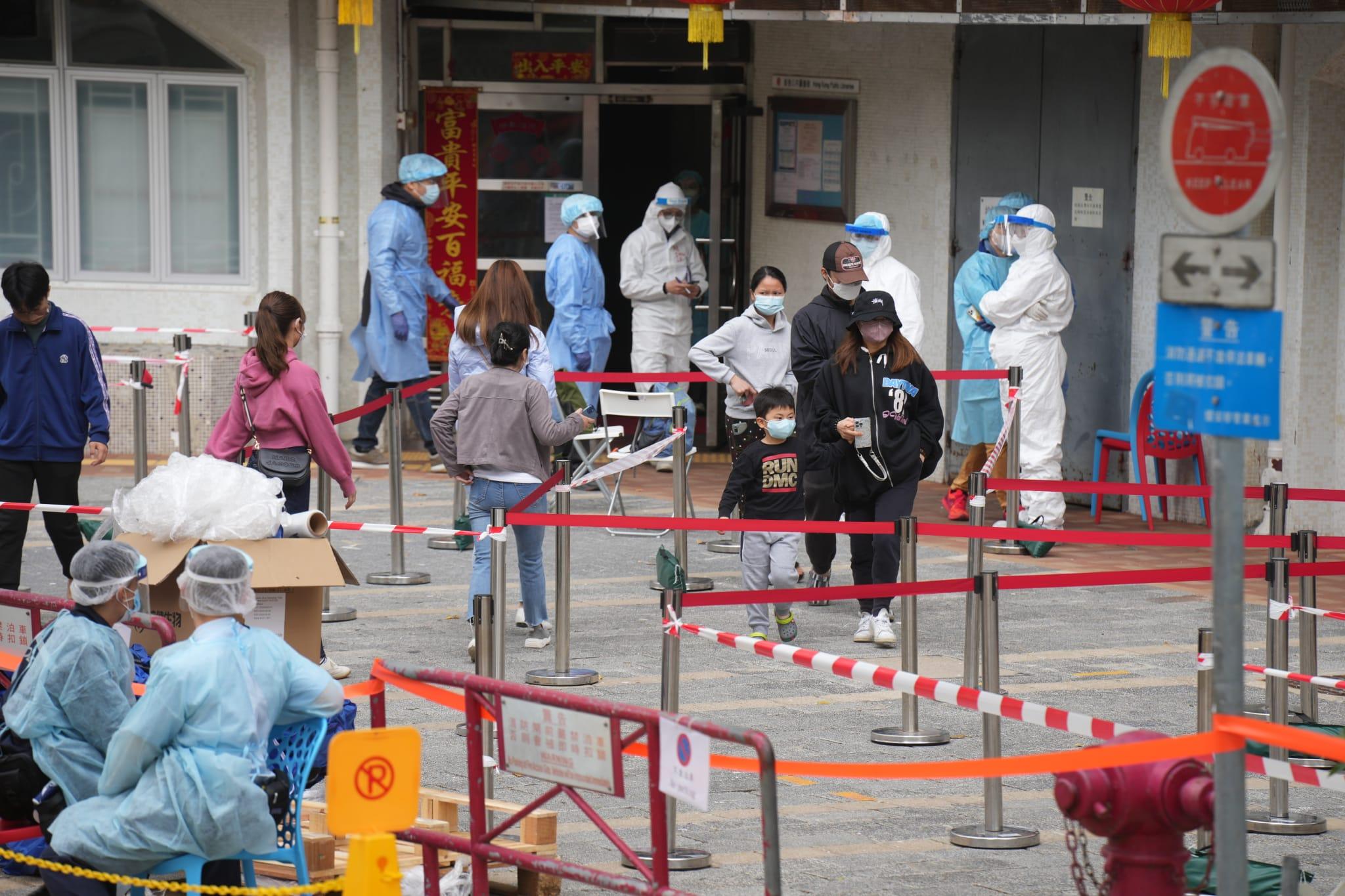 馬鞍山耀安邨耀平樓圍封檢測。(陳奕釗攝)