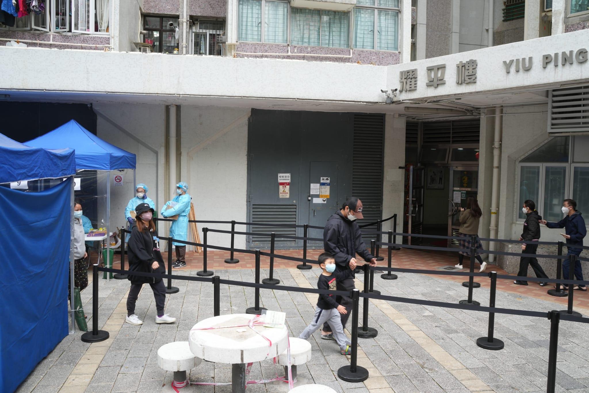 馬鞍山耀安邨耀平樓圍封檢測。(陳奕釗攝)