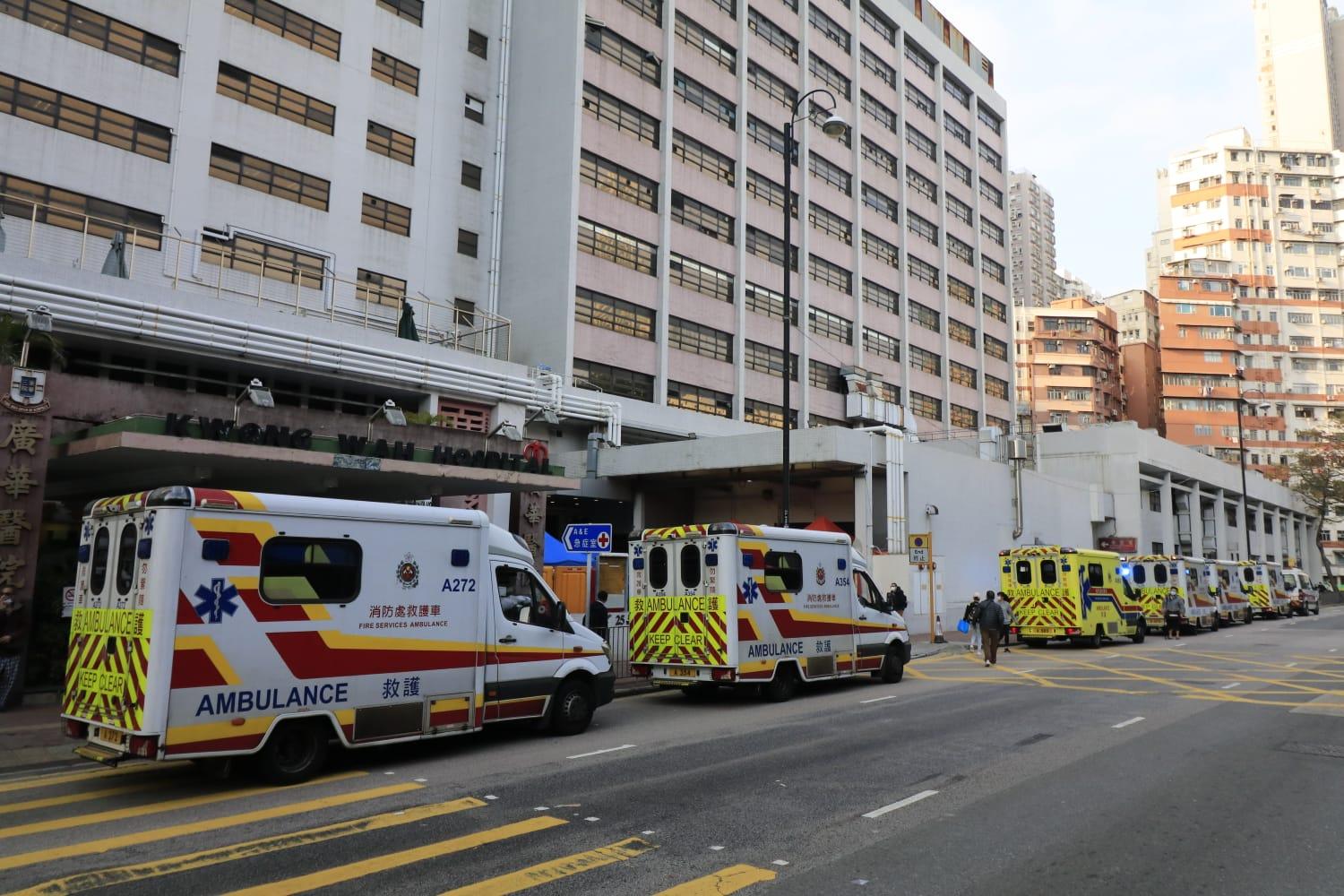 廣華醫院門外多輛救護車停泊。(林俊源攝)