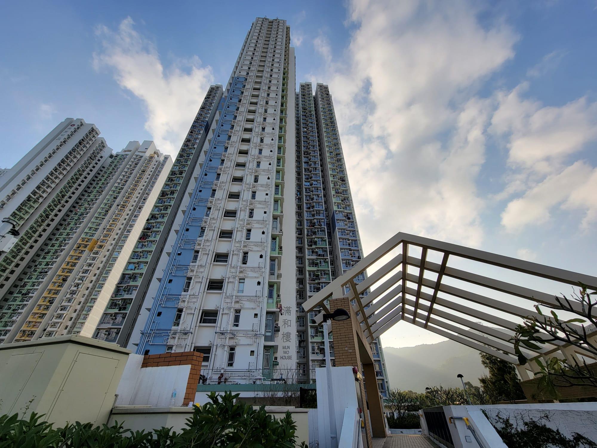 東涌滿東邨滿和樓圍封檢測。(鍾式明攝)