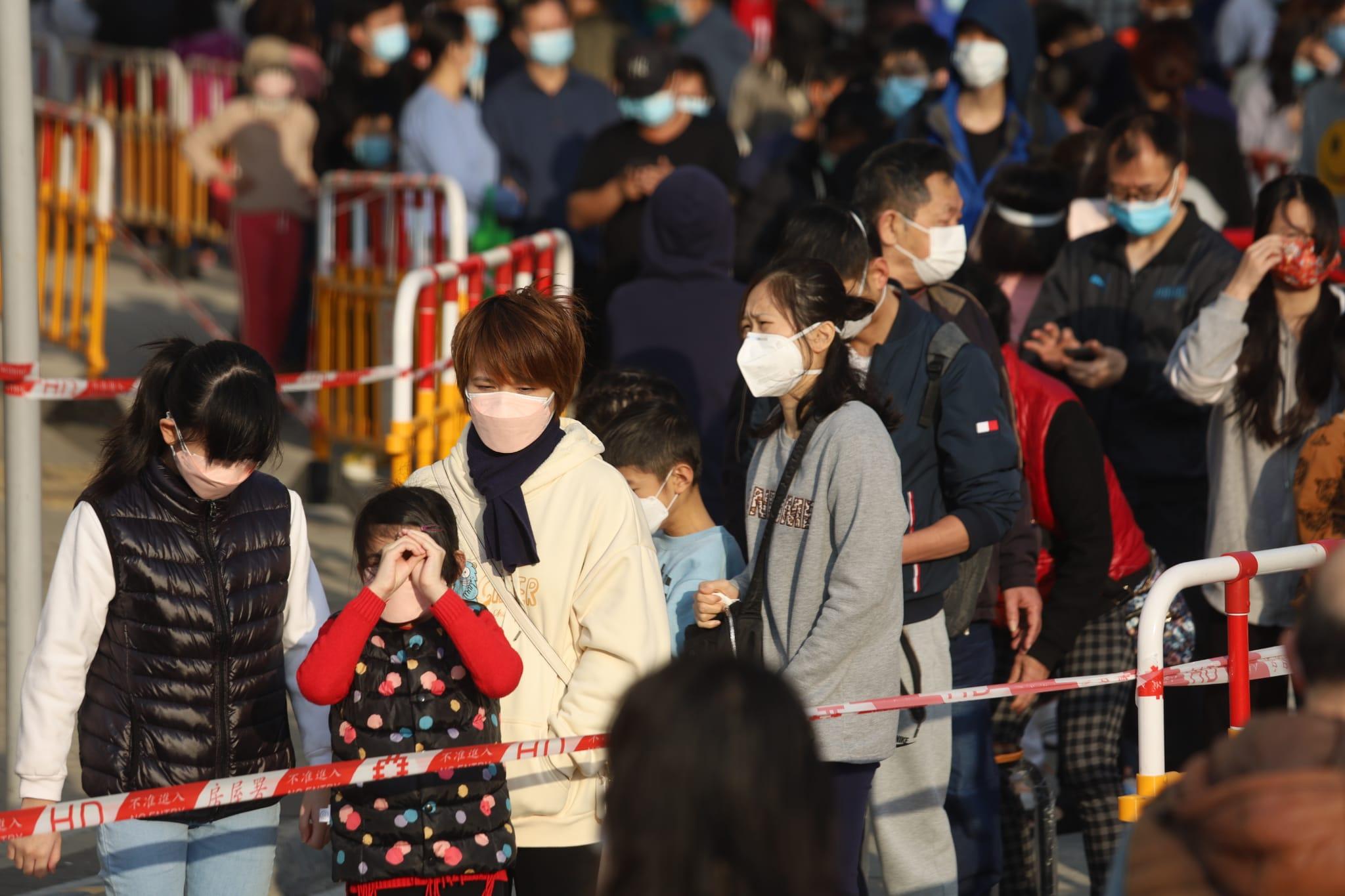 東涌滿東邨滿和樓圍封檢測。(鍾式明攝)