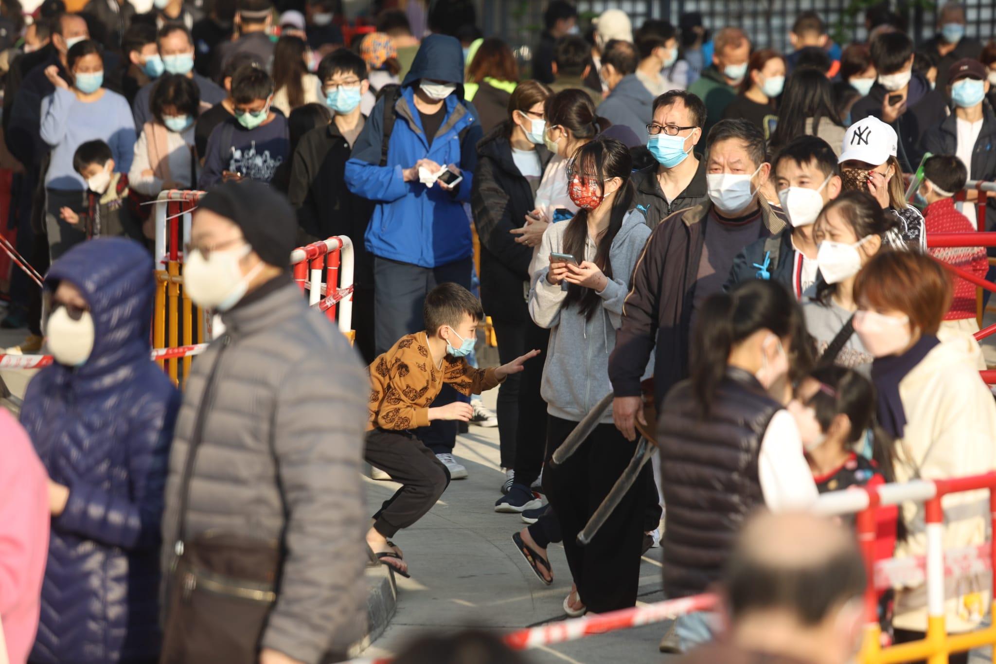 東涌滿東邨滿和樓圍封檢測。(鍾式明攝)