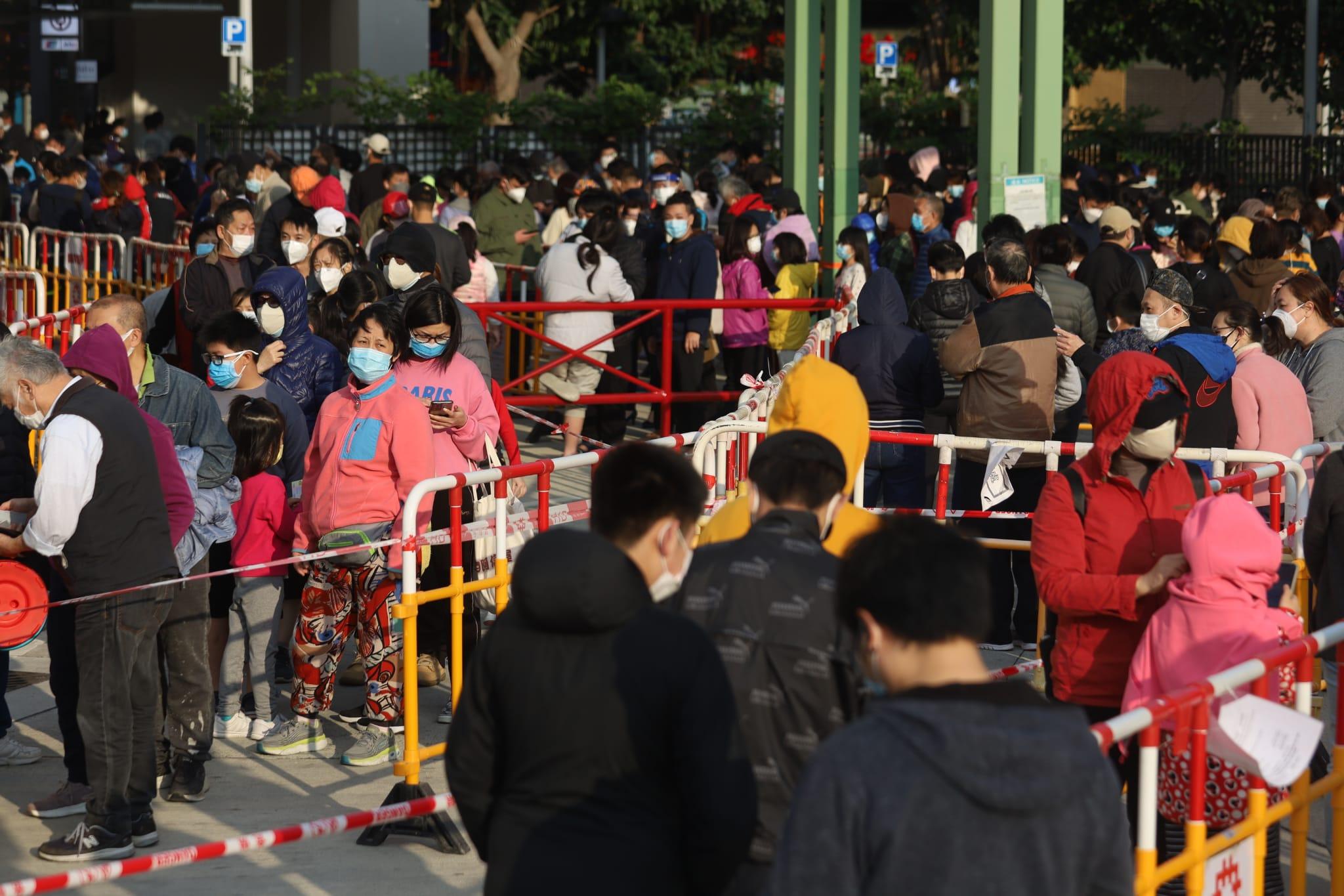 東涌滿東邨滿和樓圍封檢測。(鍾式明攝)