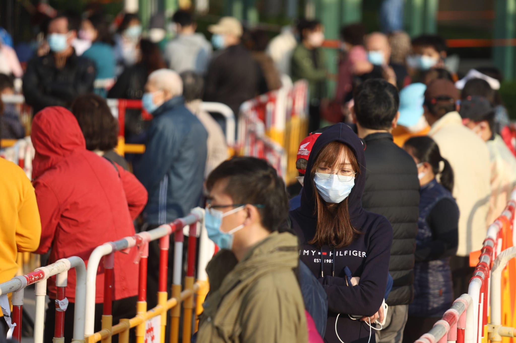 東涌滿東邨滿和樓圍封檢測。(鍾式明攝)