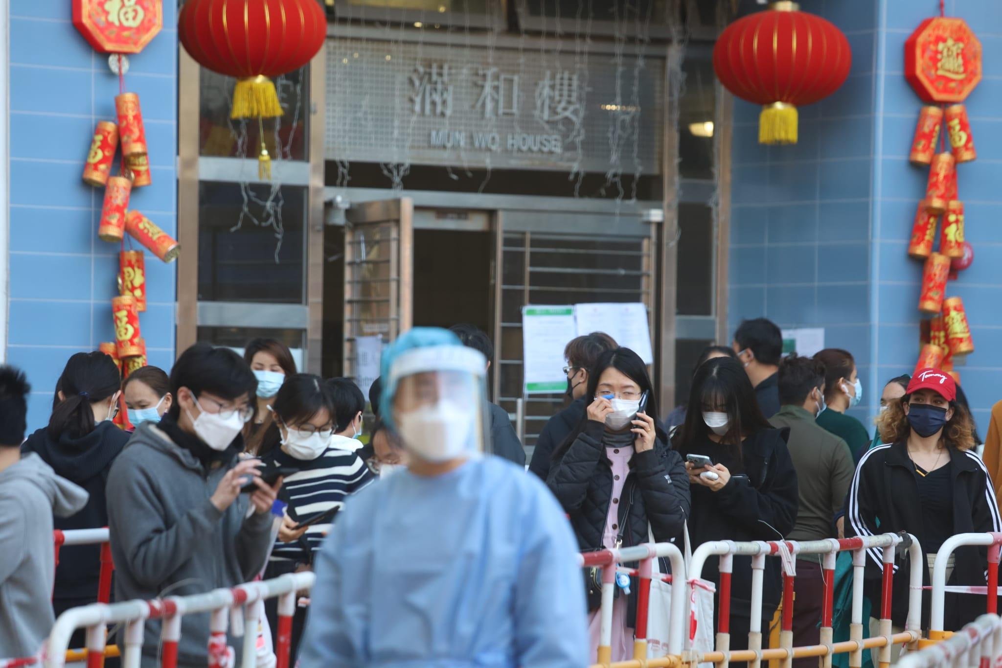 東涌滿東邨滿和樓圍封檢測。(鍾式明攝)