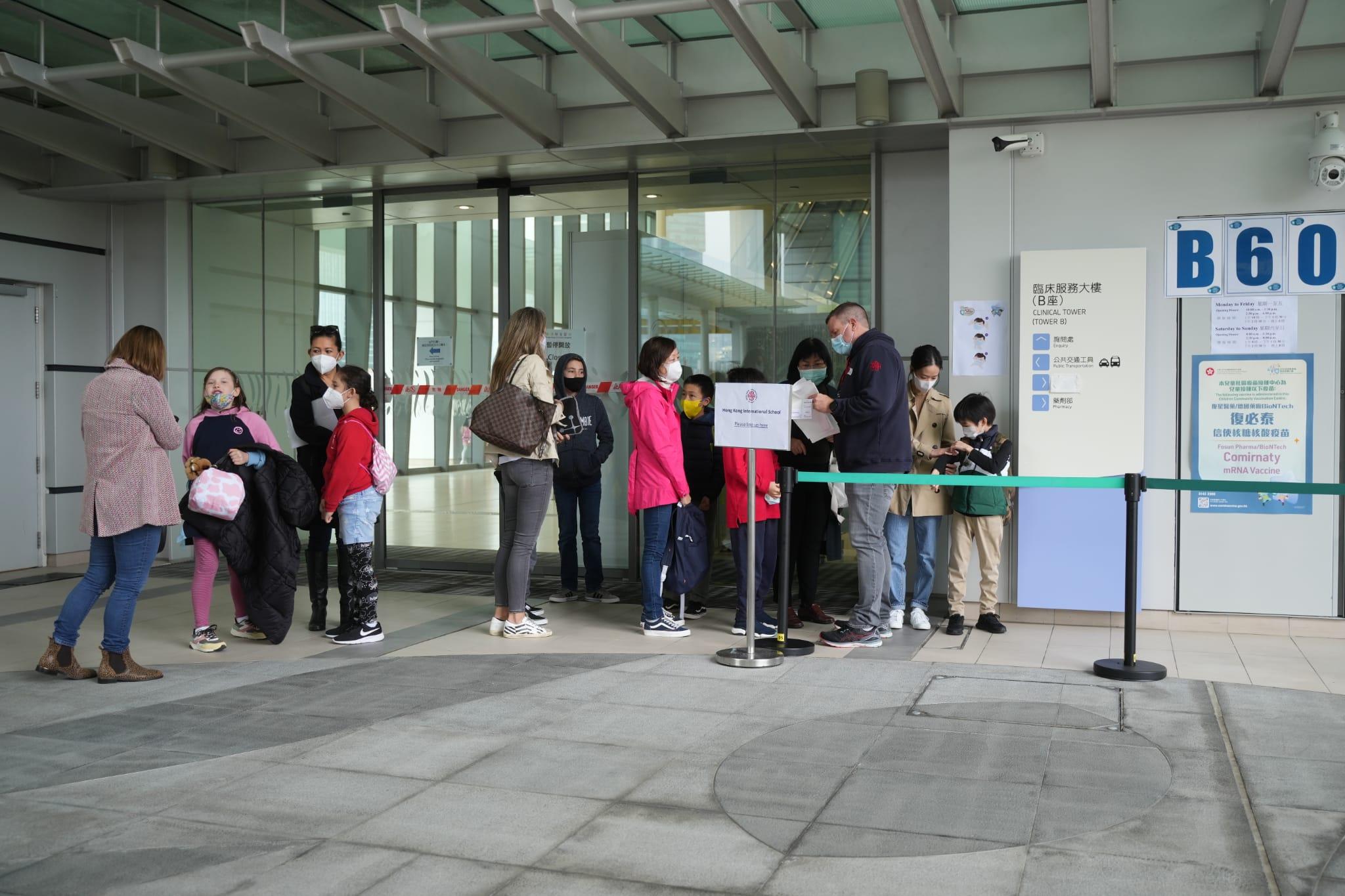 今日繼續有家長帶同子女到香港兒童醫院接種復必泰疫苗。(陳奕釗攝)