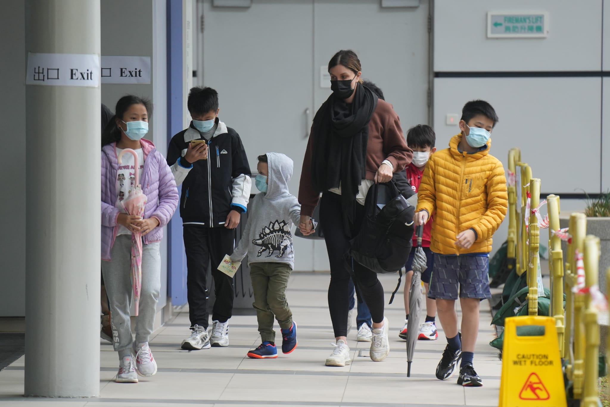 今日繼續有家長帶同子女到香港兒童醫院接種復必泰疫苗。(陳奕釗攝)