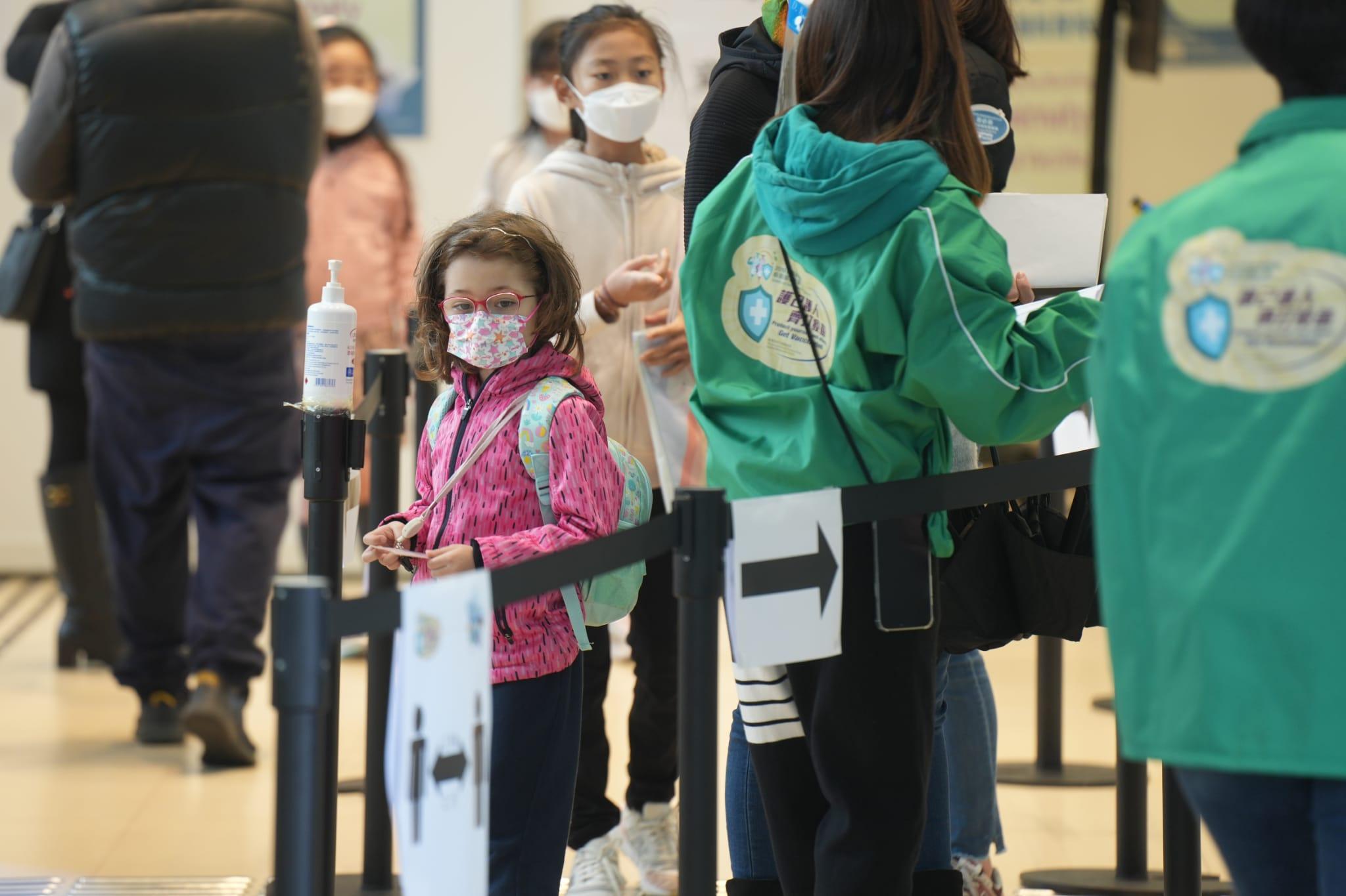 今日繼續有家長帶同子女到香港兒童醫院接種復必泰疫苗。(陳奕釗攝)