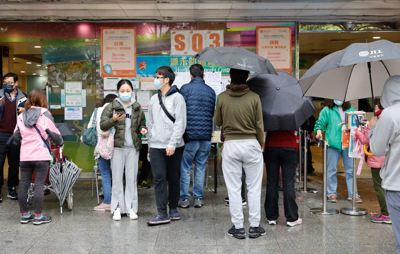 大批市民今日冒雨到沙田源禾路體育館接種科興疫苗。(蘇文傑攝)
