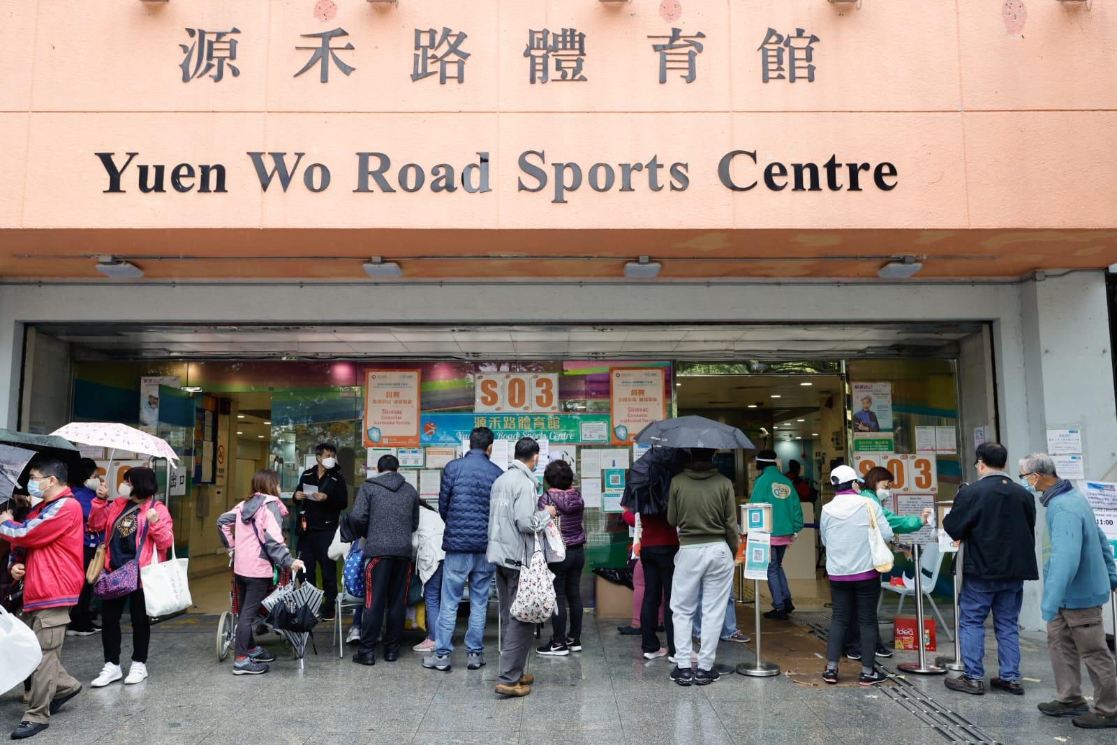 大批市民今日冒雨到沙田源禾路體育館接種科興疫苗。(蘇文傑攝)