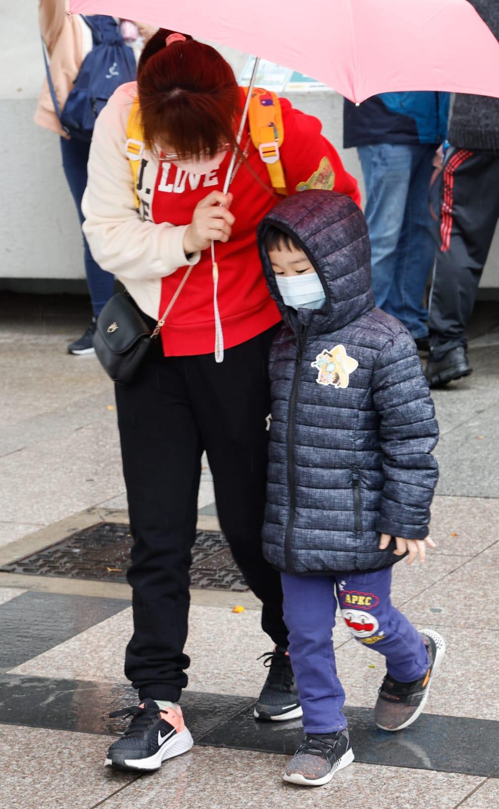 大批市民今日冒雨到沙田源禾路體育館接種科興疫苗。(蘇文傑攝)