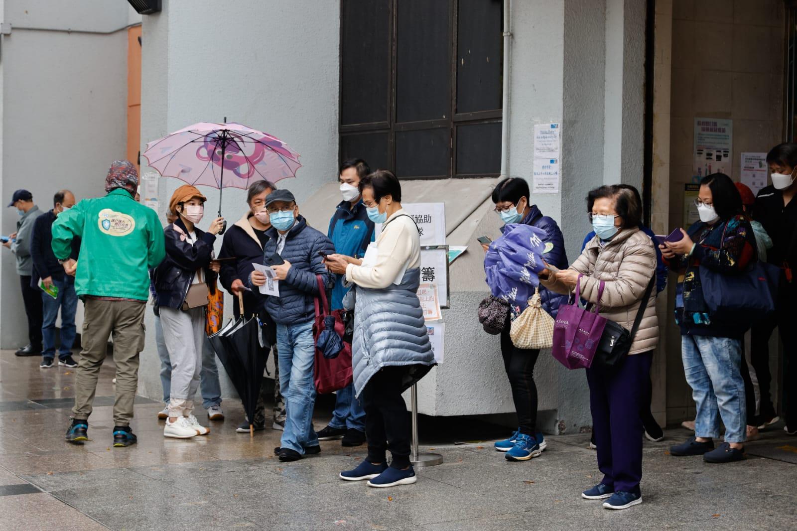 大批市民今日冒雨到沙田源禾路體育館接種科興疫苗。(蘇文傑攝)