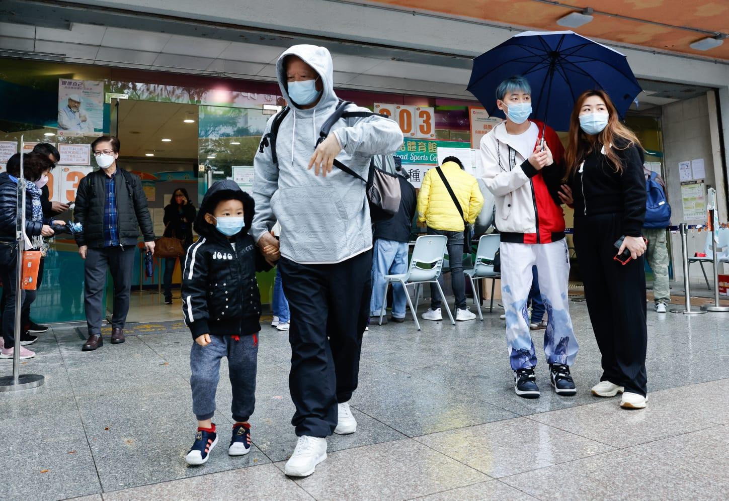 大批市民今日冒雨到沙田源禾路體育館接種科興疫苗。(蘇文傑攝)