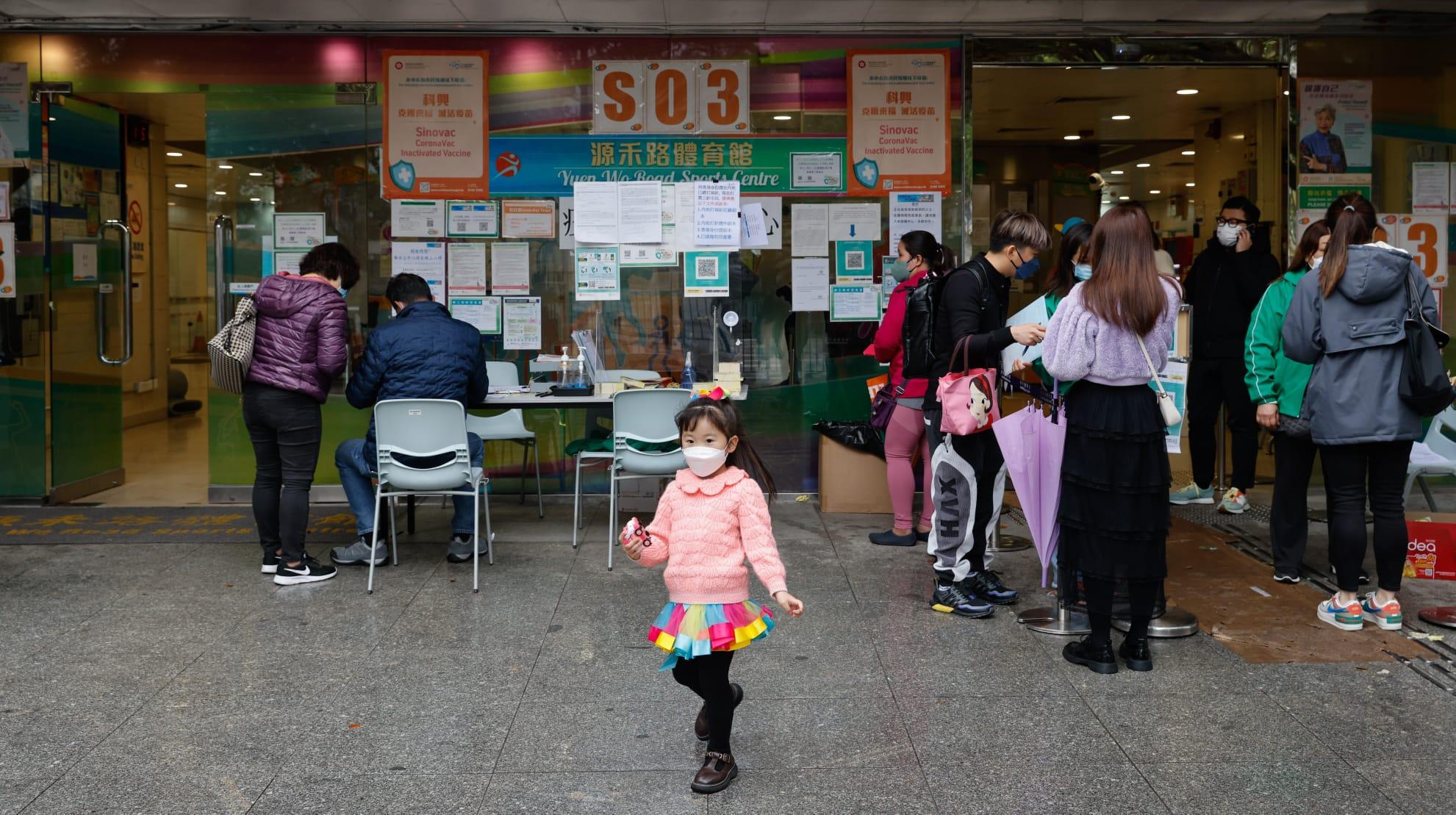 大批市民今日冒雨到沙田源禾路體育館接種科興疫苗。(蘇文傑攝)
