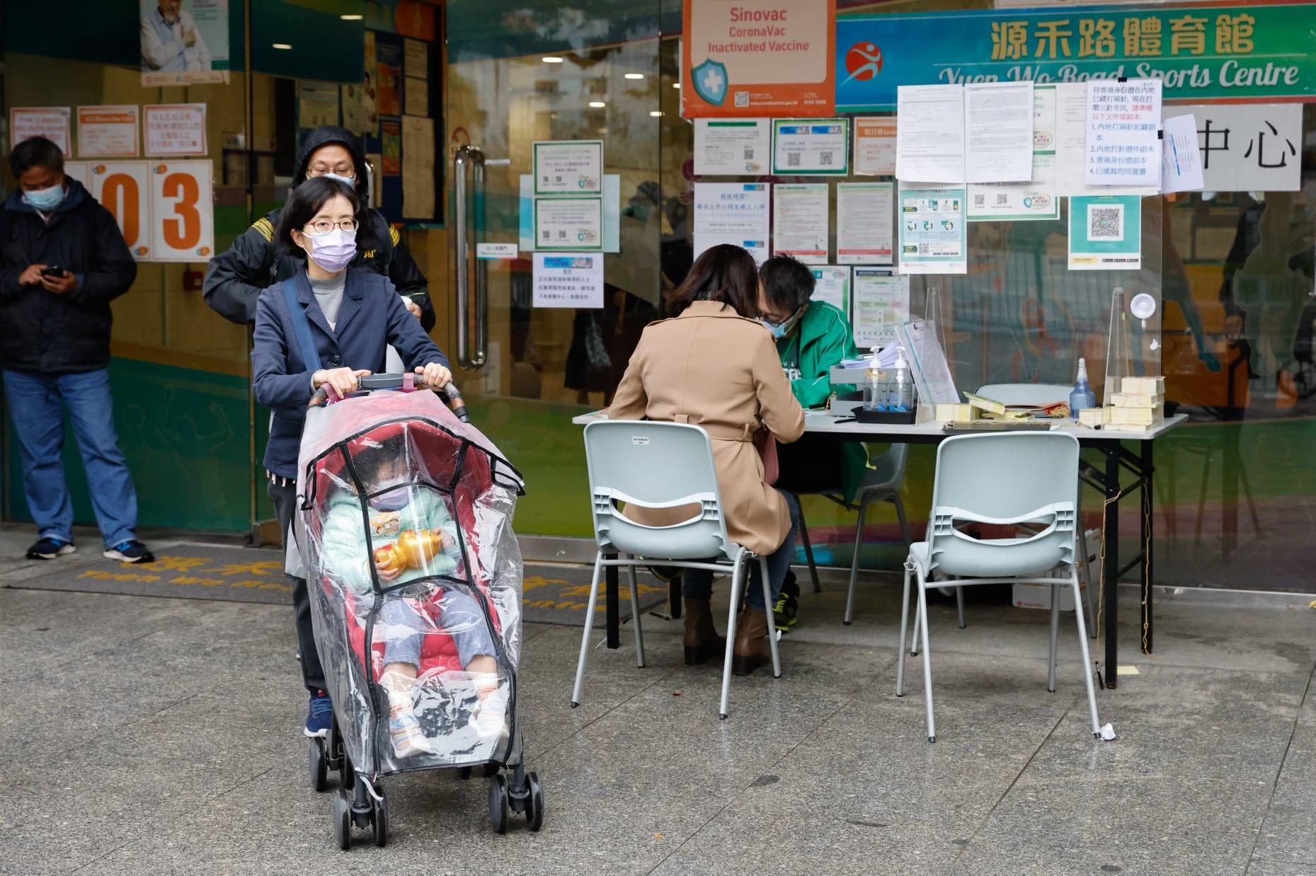 大批市民今日冒雨到沙田源禾路體育館接種科興疫苗。(蘇文傑攝)