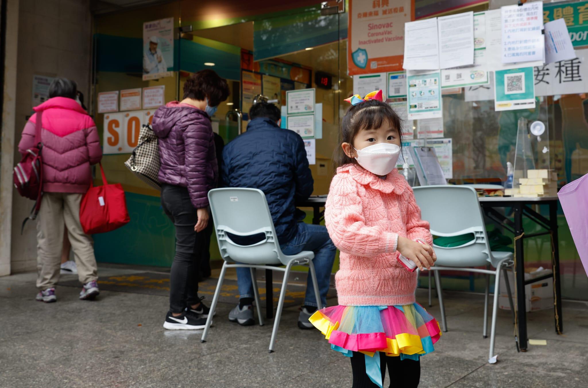 大批市民今日冒雨到沙田源禾路體育館接種科興疫苗。(蘇文傑攝)