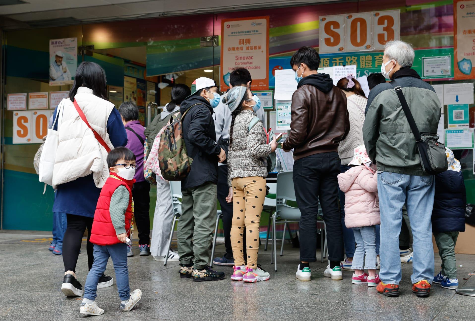 大批市民今日冒雨到沙田源禾路體育館接種科興疫苗。(蘇文傑攝)