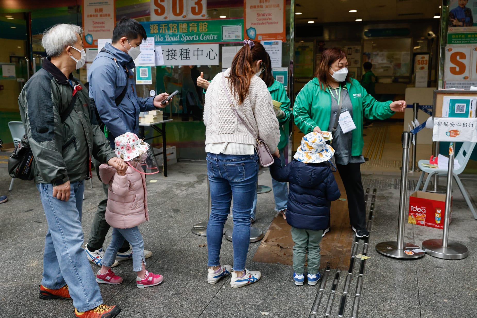 大批市民今日冒雨到沙田源禾路體育館接種科興疫苗。(蘇文傑攝)