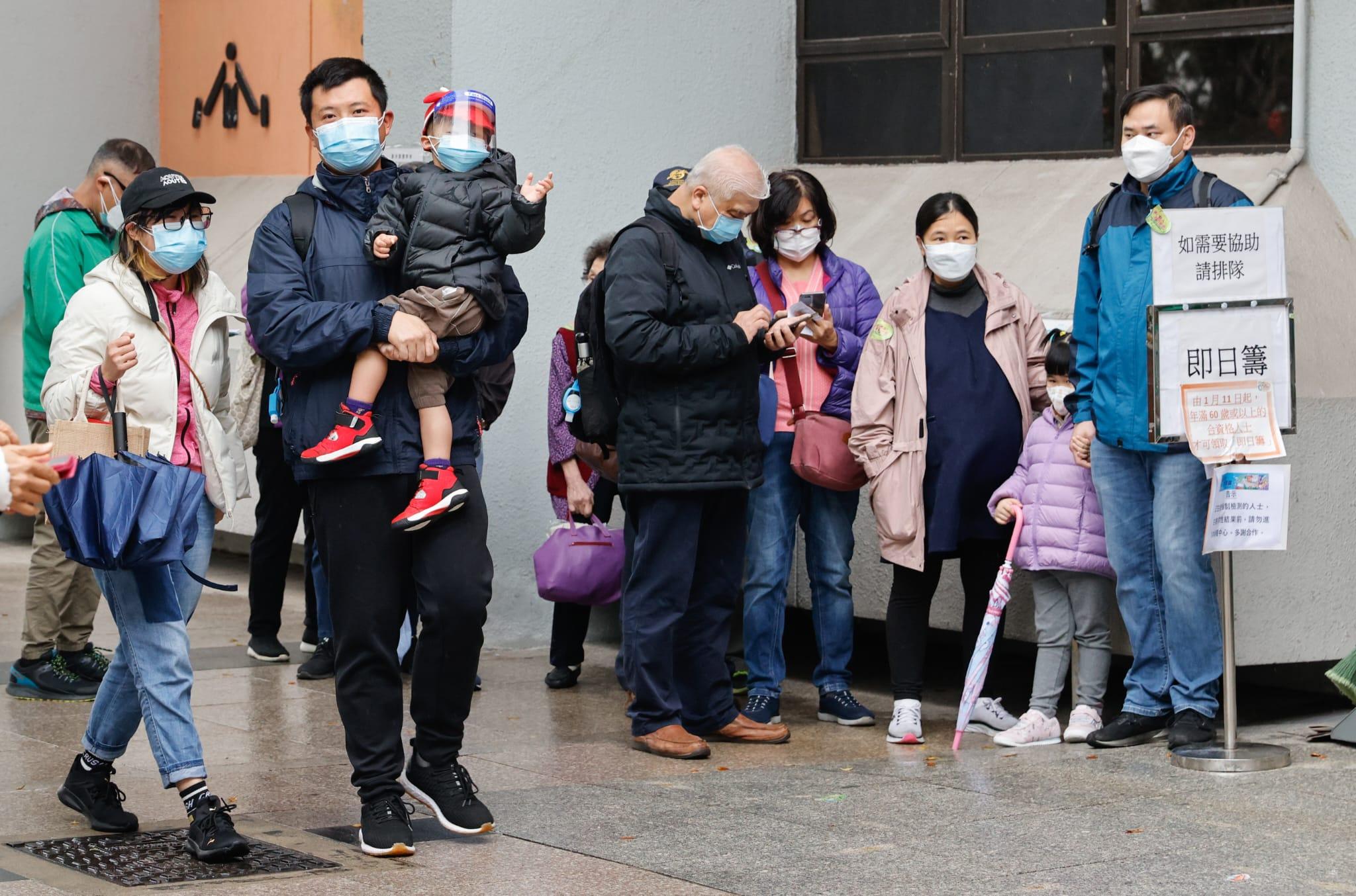 大批市民今日冒雨到沙田源禾路體育館接種科興疫苗。(蘇文傑攝)